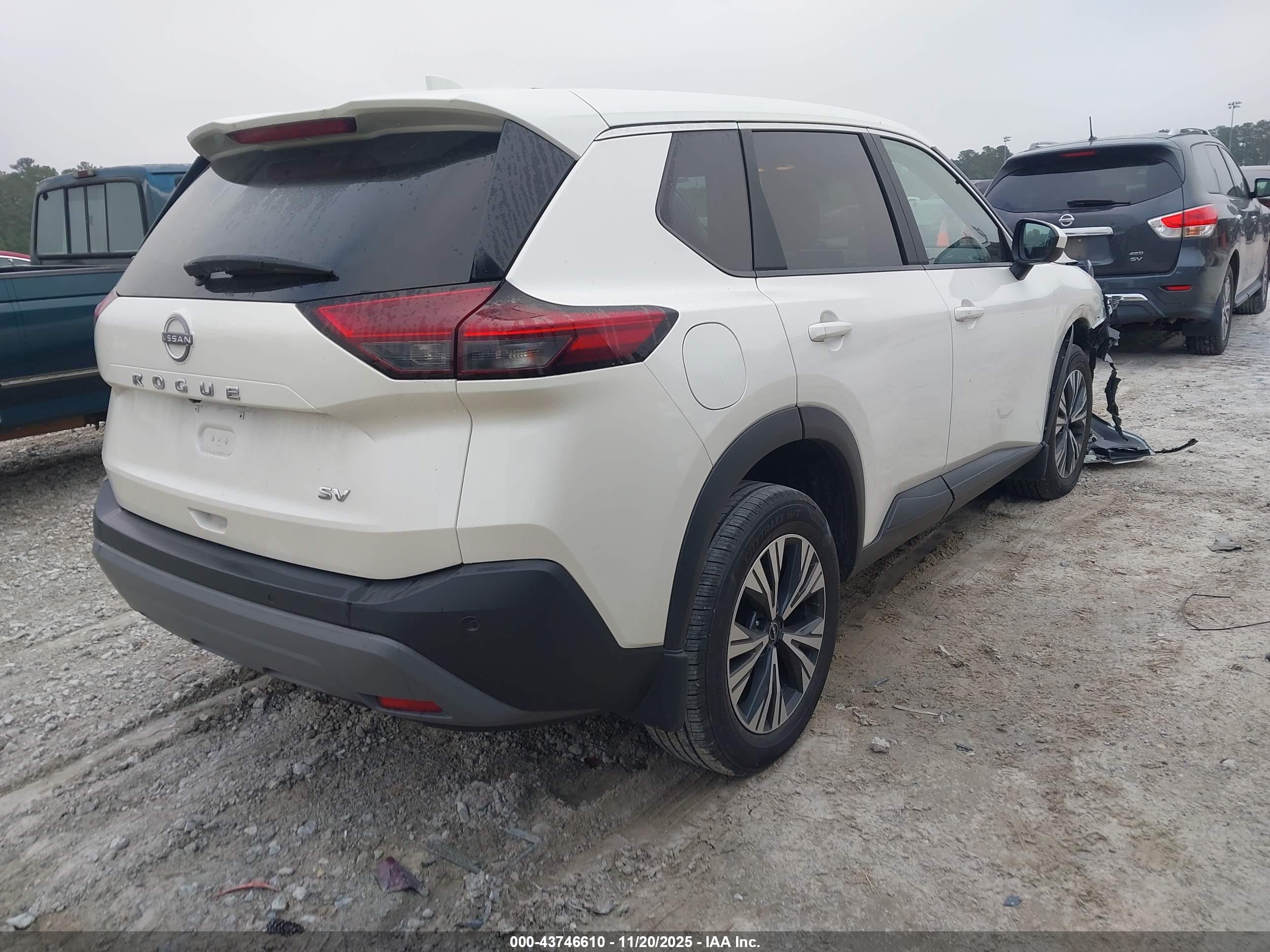 NISSAN ROGUE image 4