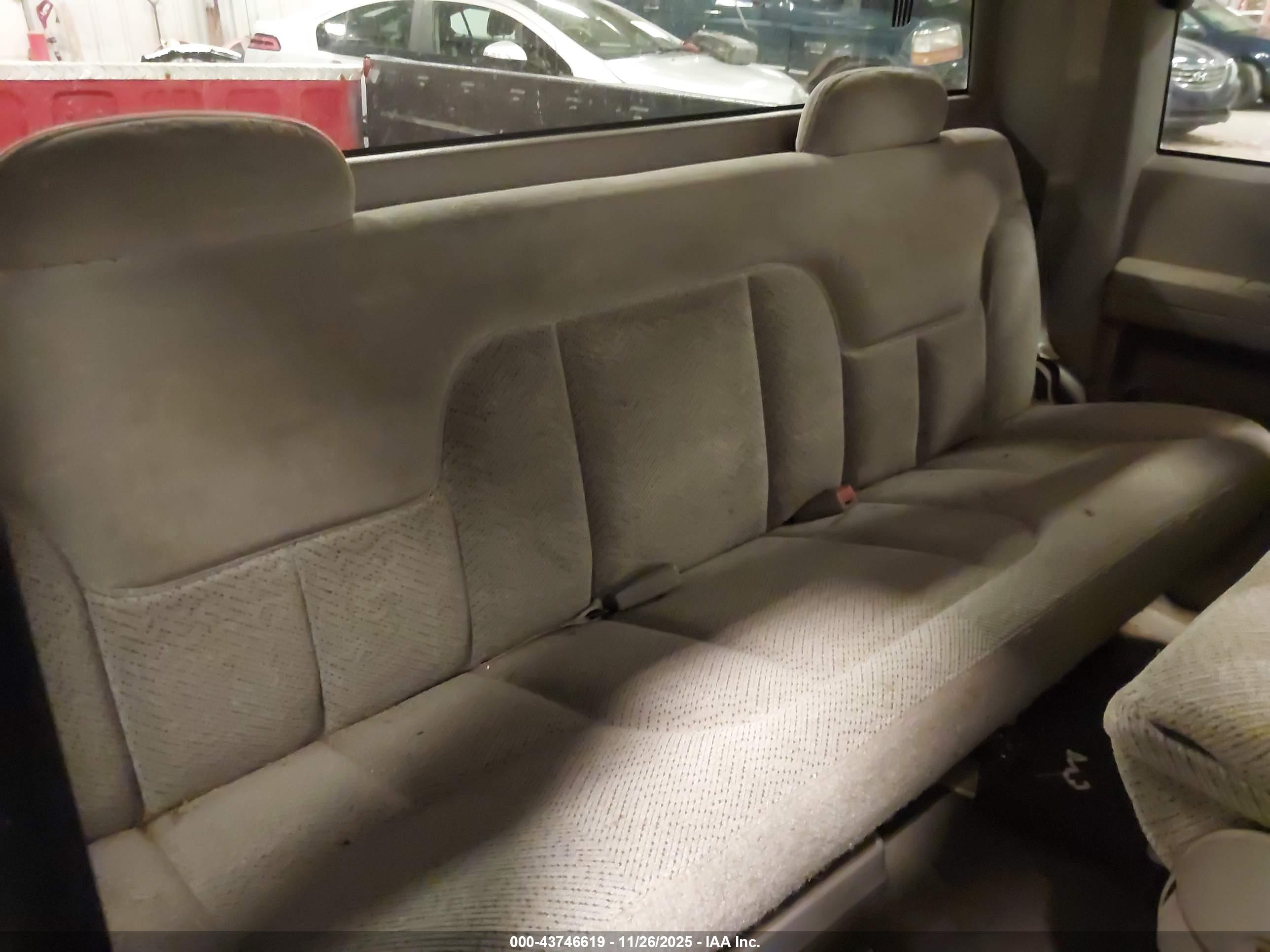 CHEVROLET GMT-400 image 8