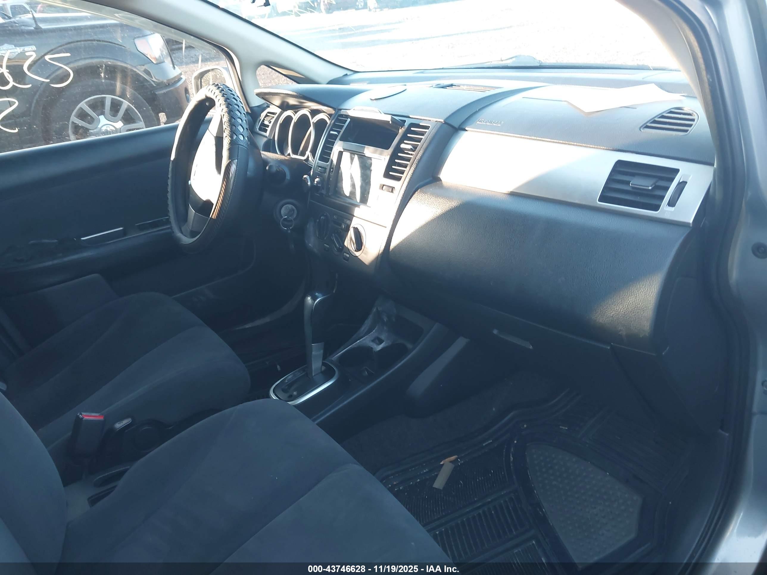 NISSAN VERSA image 5