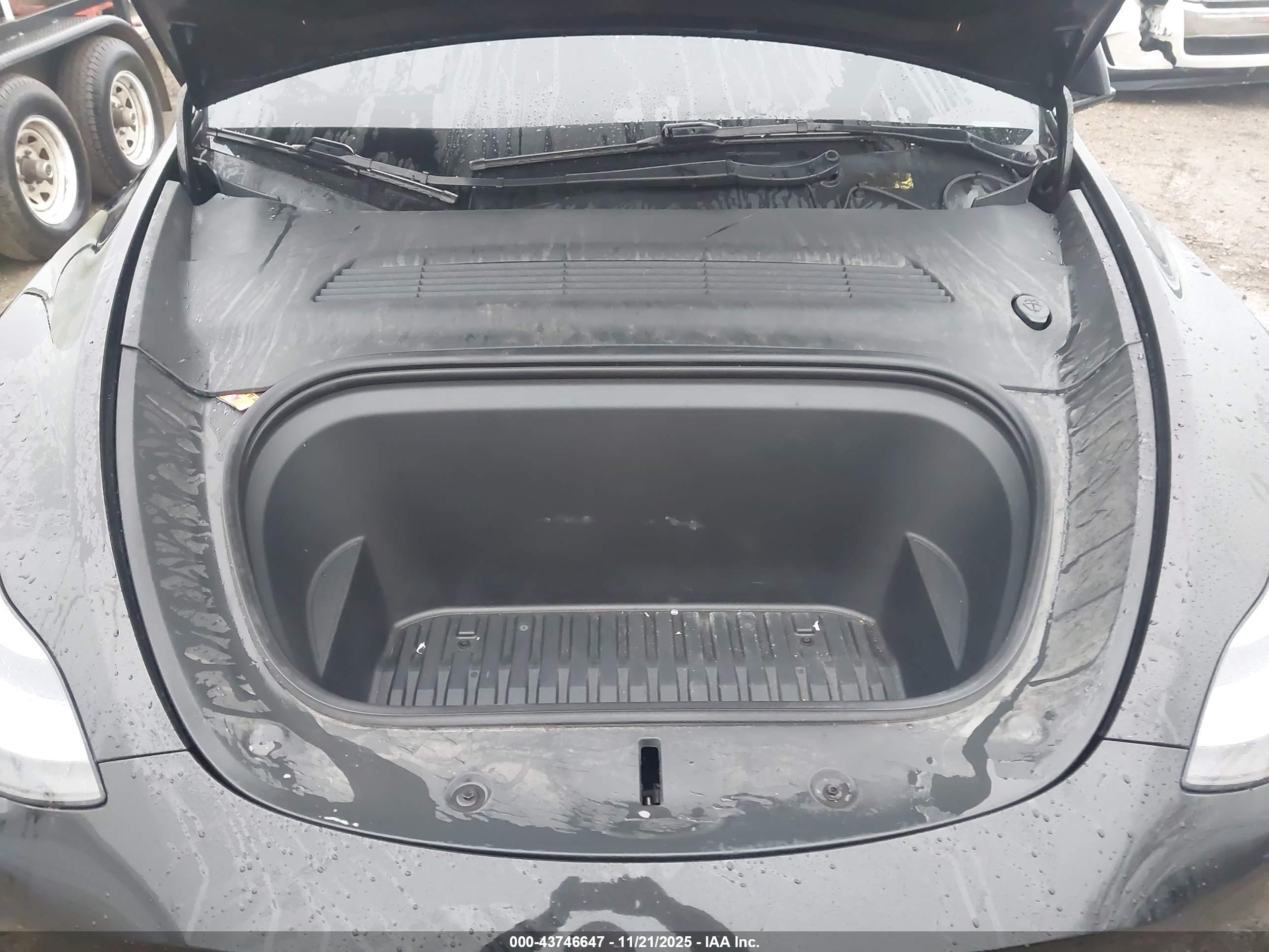 TESLA MODEL image 10