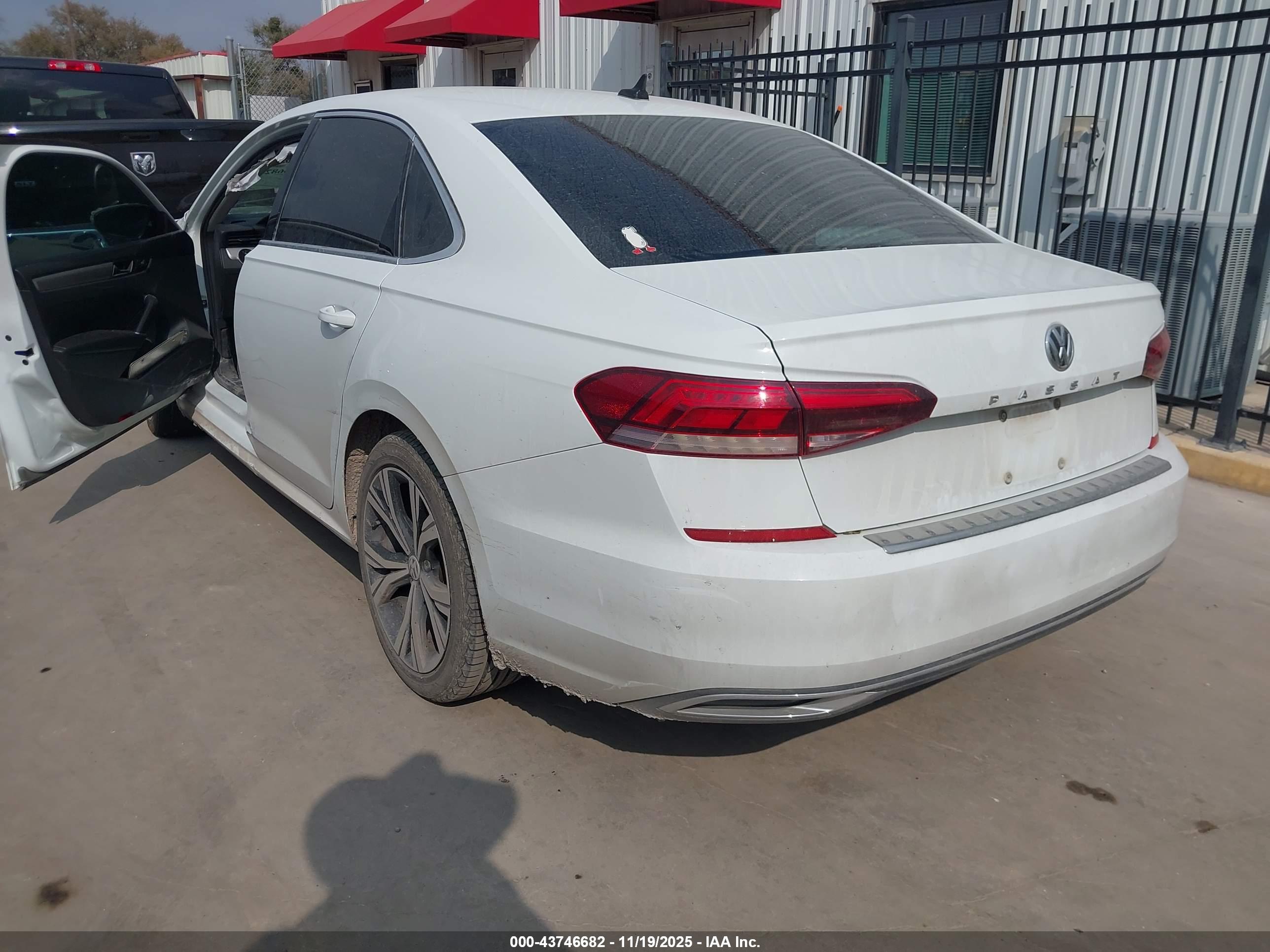 VOLKSWAGEN PASSAT image 3