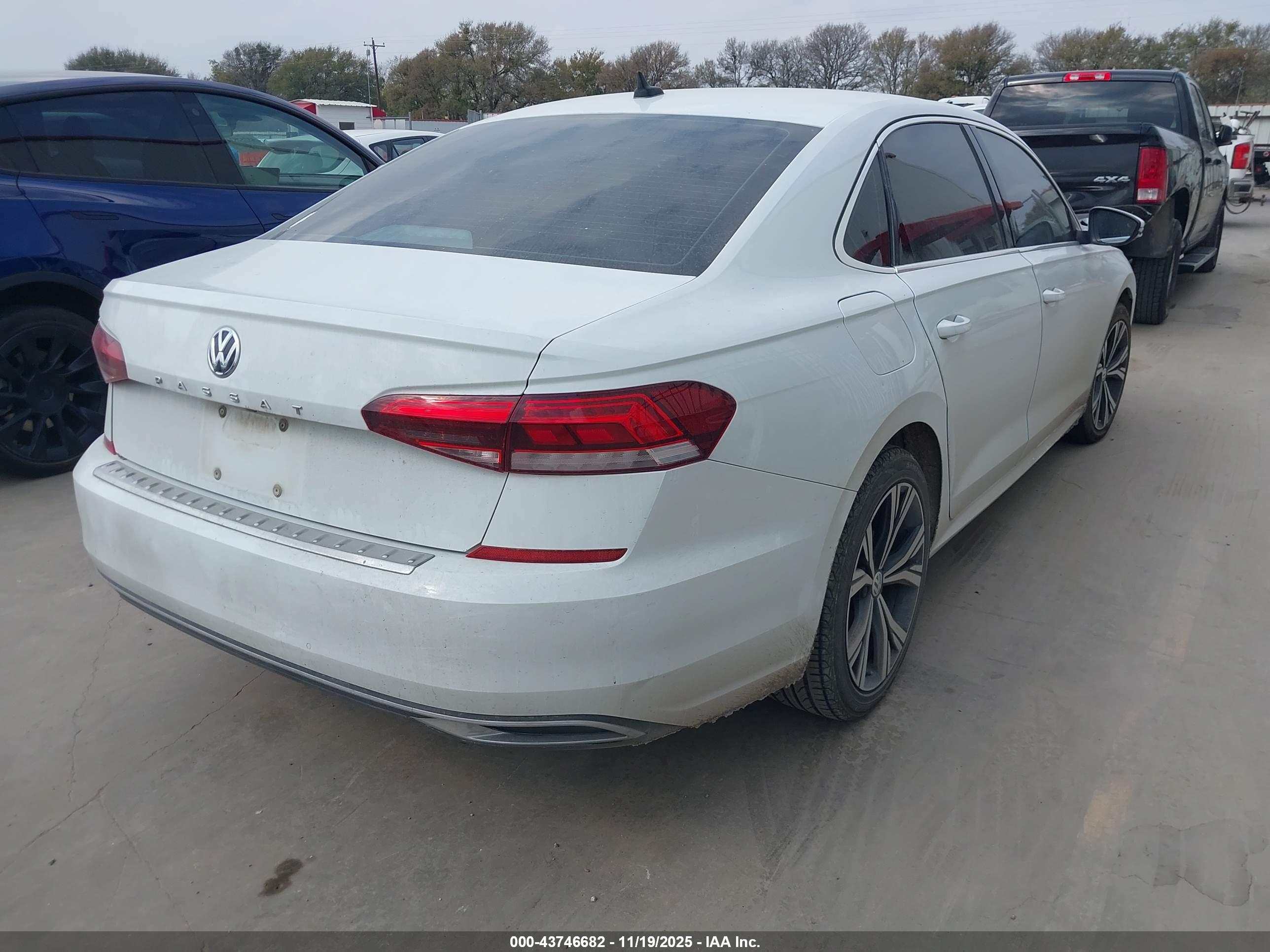 VOLKSWAGEN PASSAT image 4
