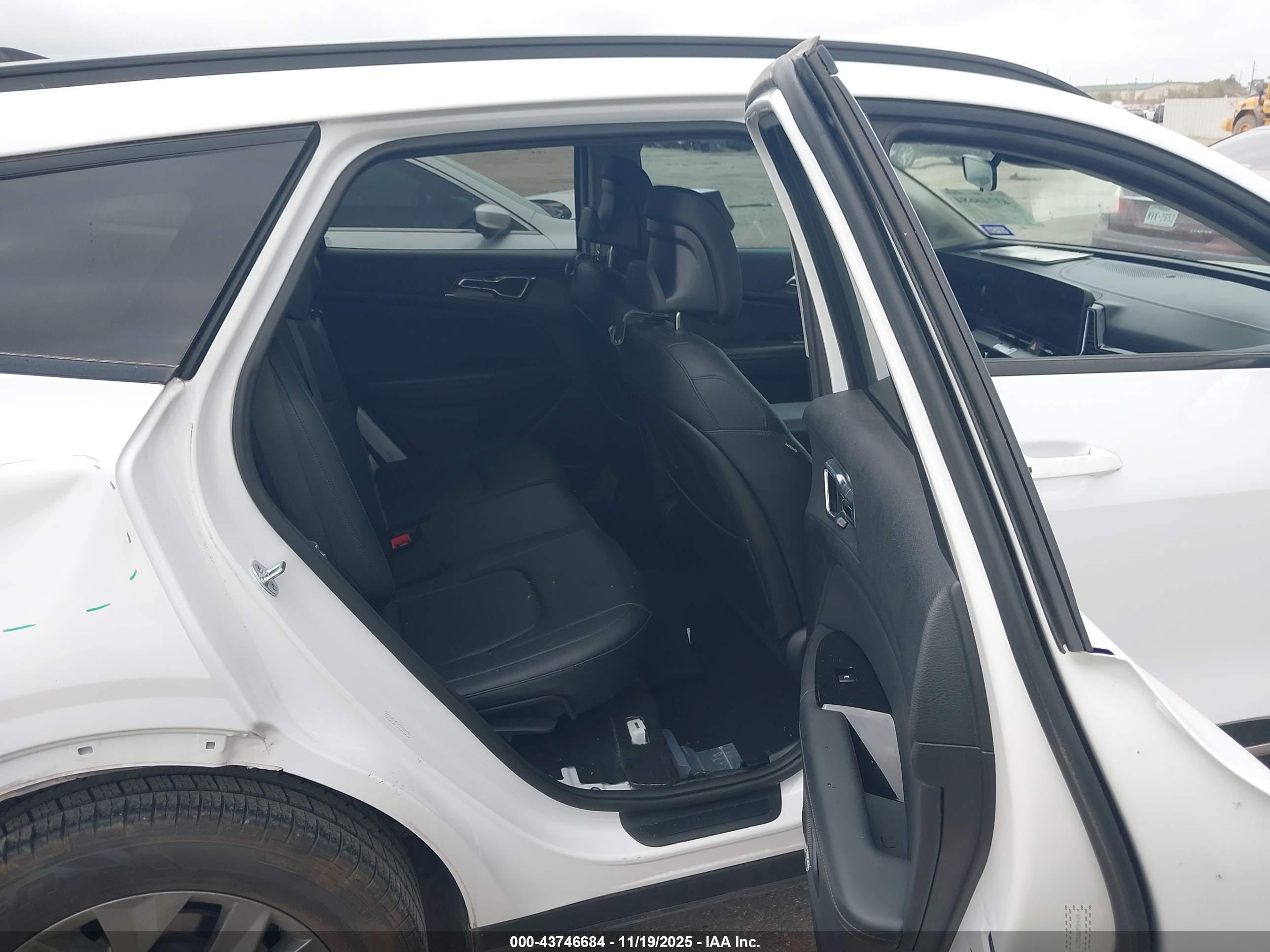 KIA SPORTAGE image 8