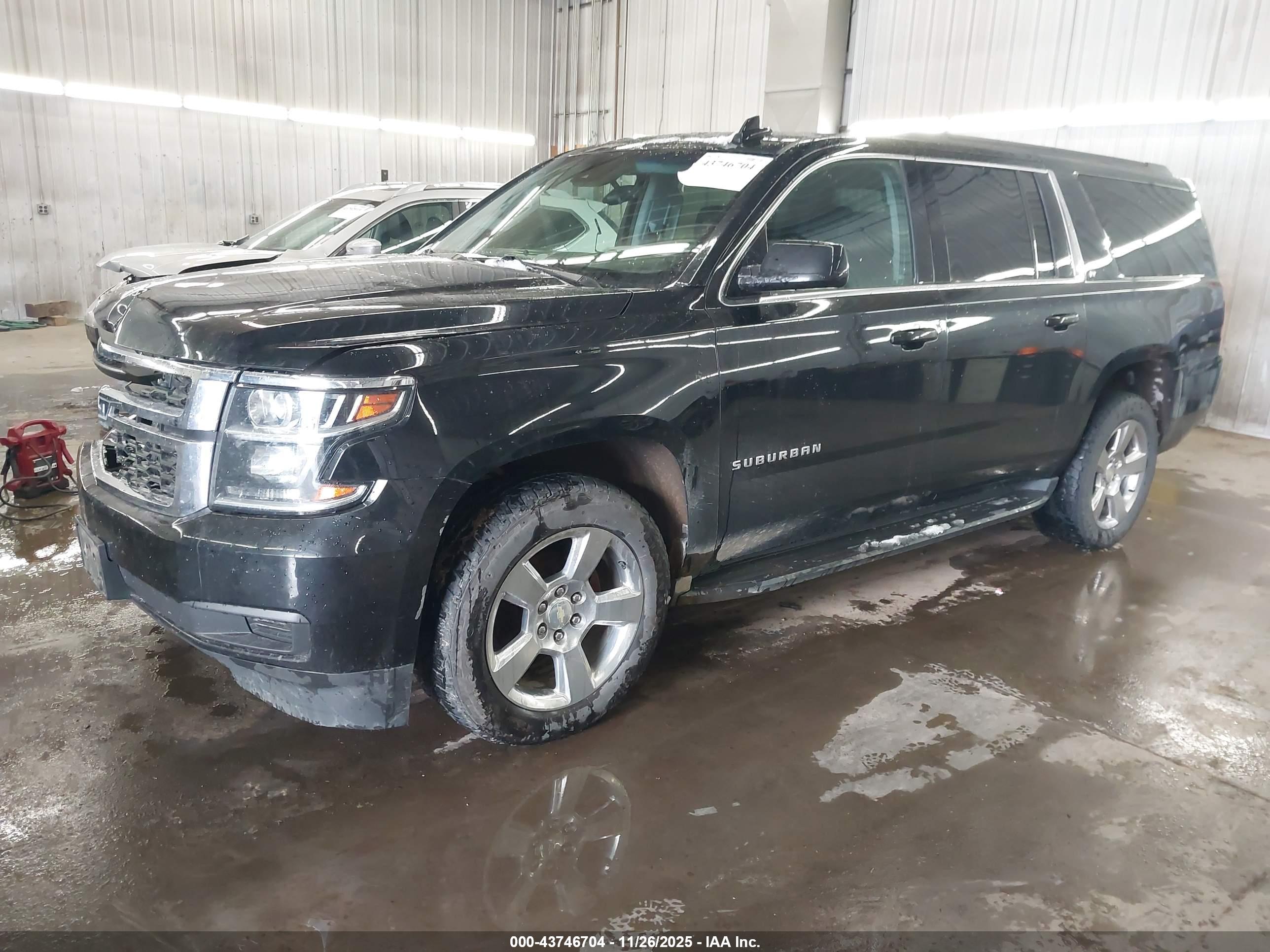 CHEVROLET SUBURBAN image 2