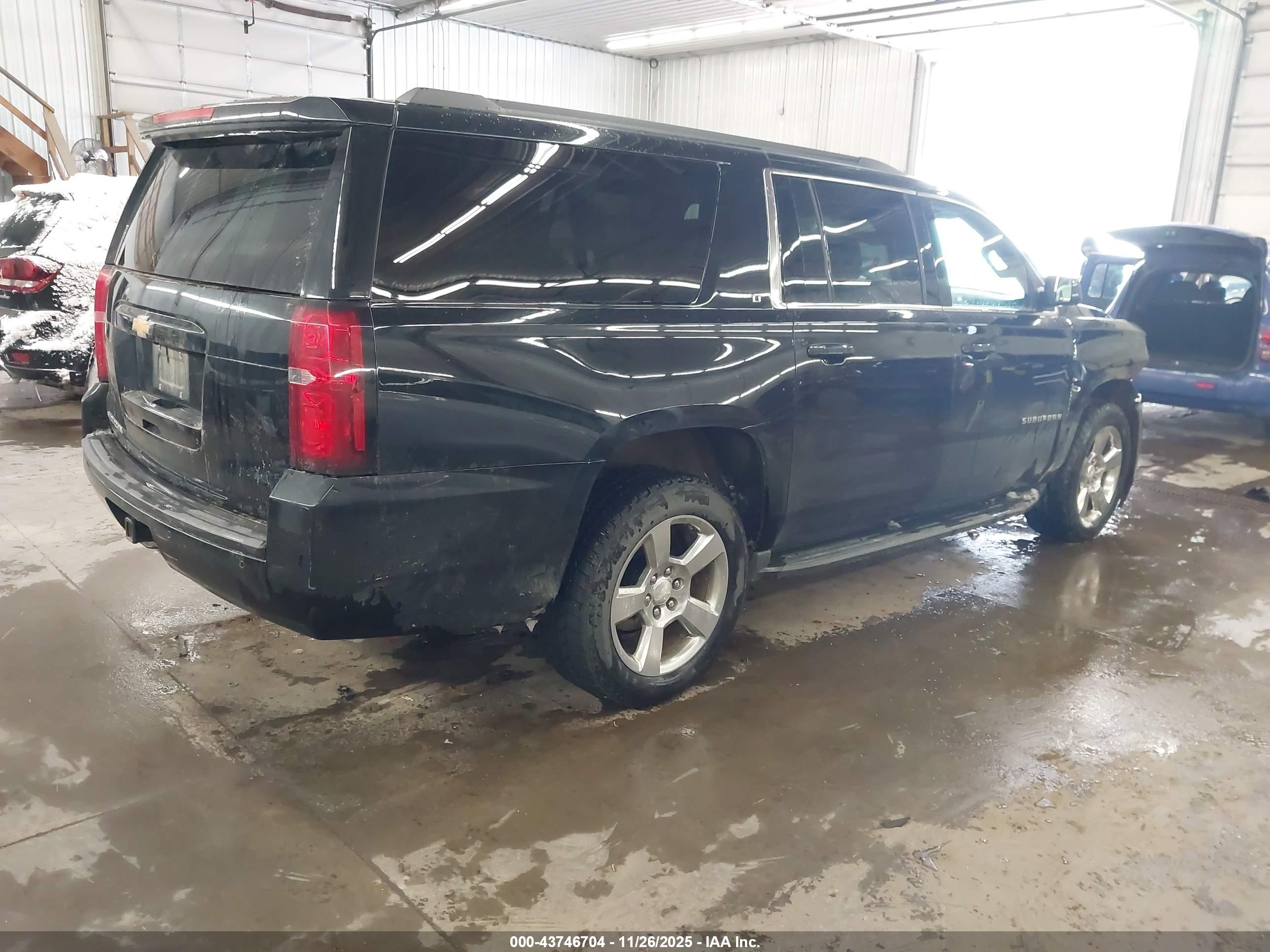 CHEVROLET SUBURBAN image 4