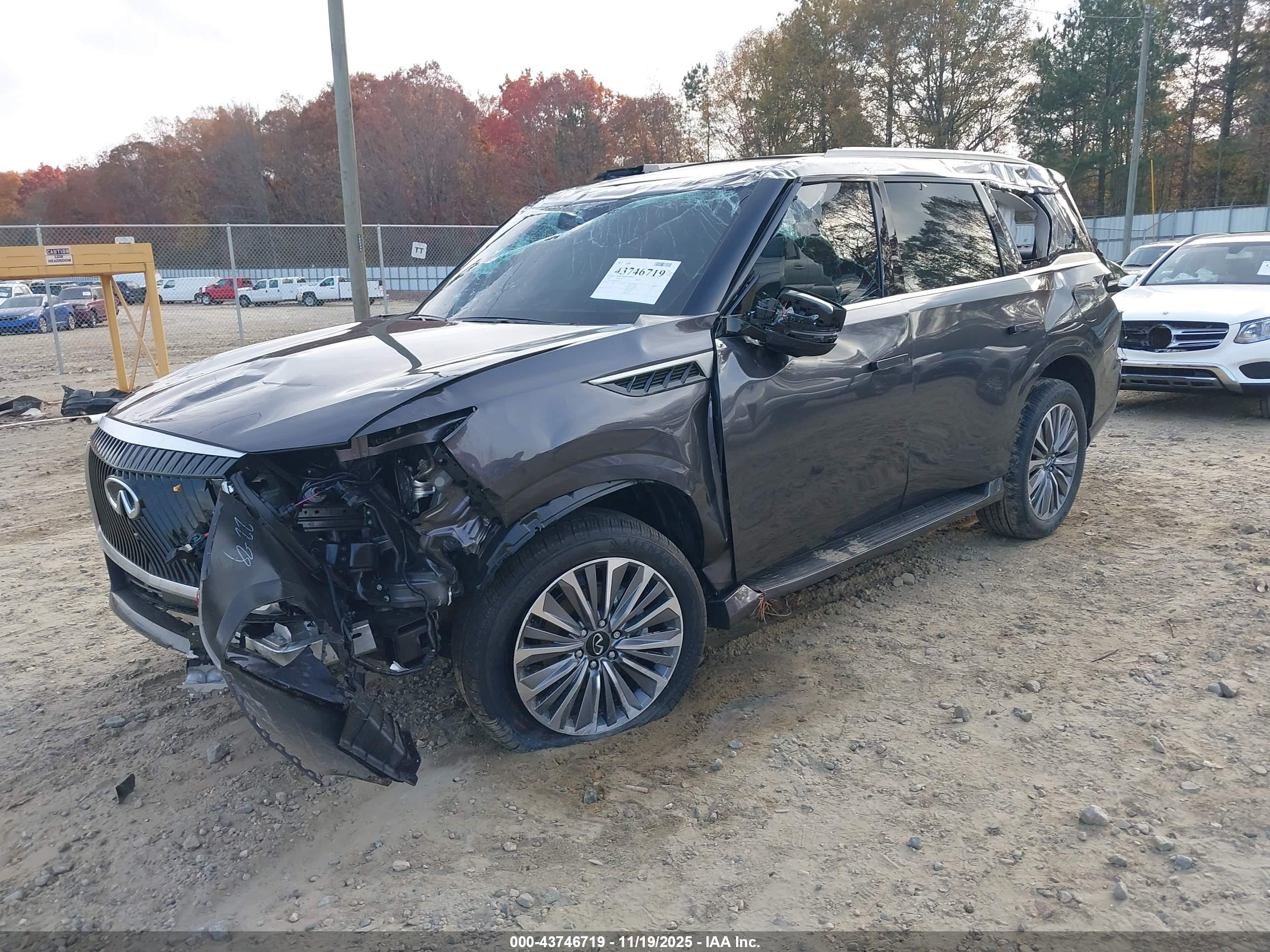 INFINITI QX80 image 2