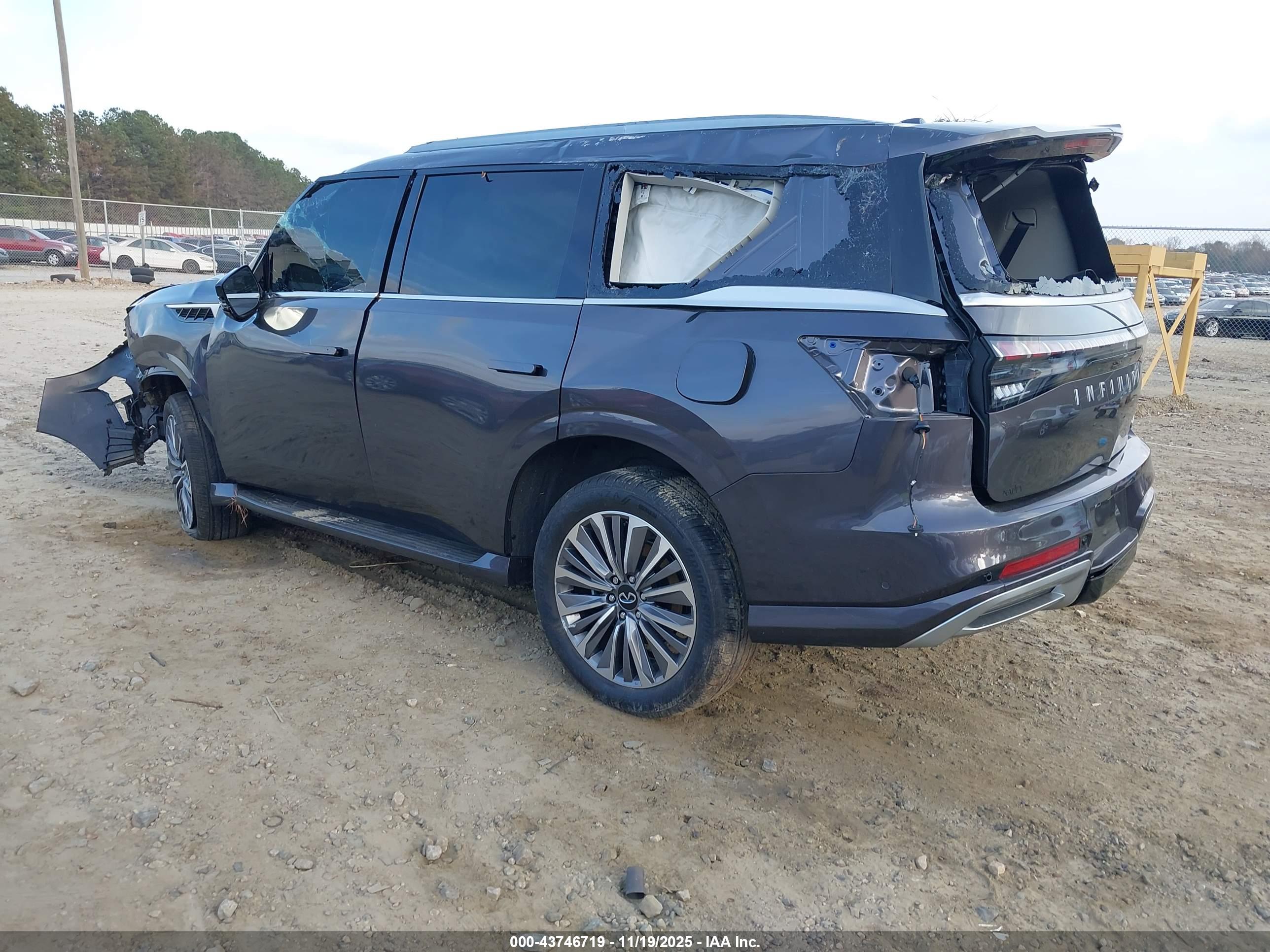 INFINITI QX80 image 3