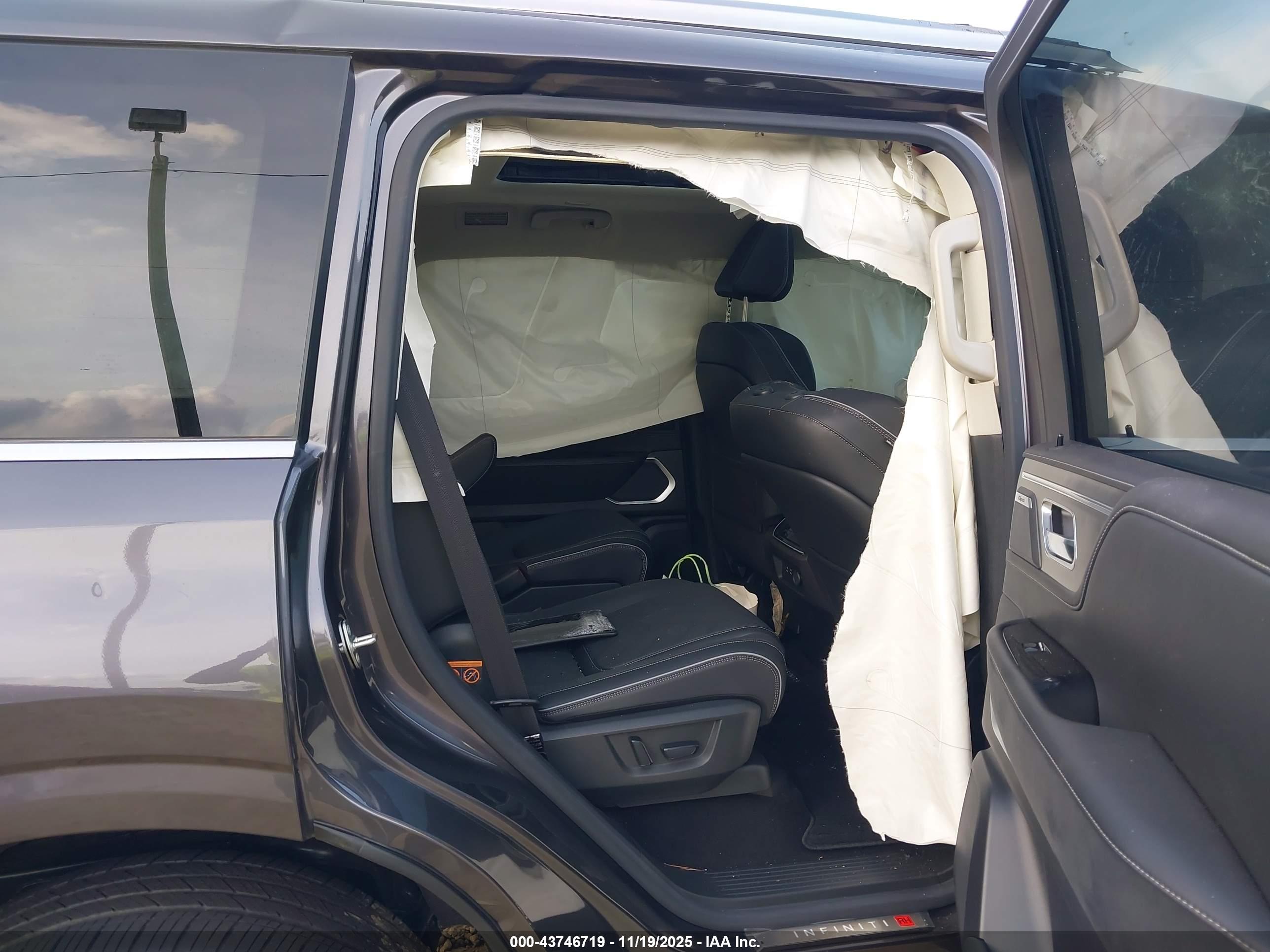 INFINITI QX80 image 8
