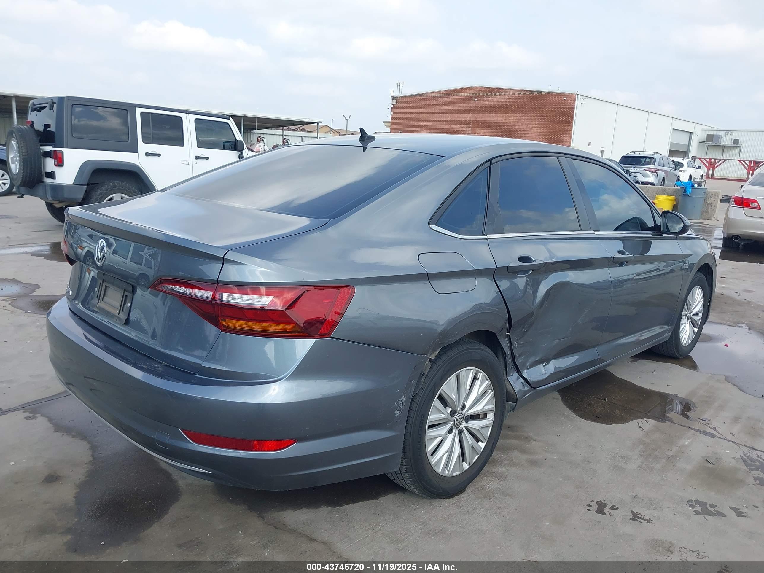 VOLKSWAGEN JETTA image 4