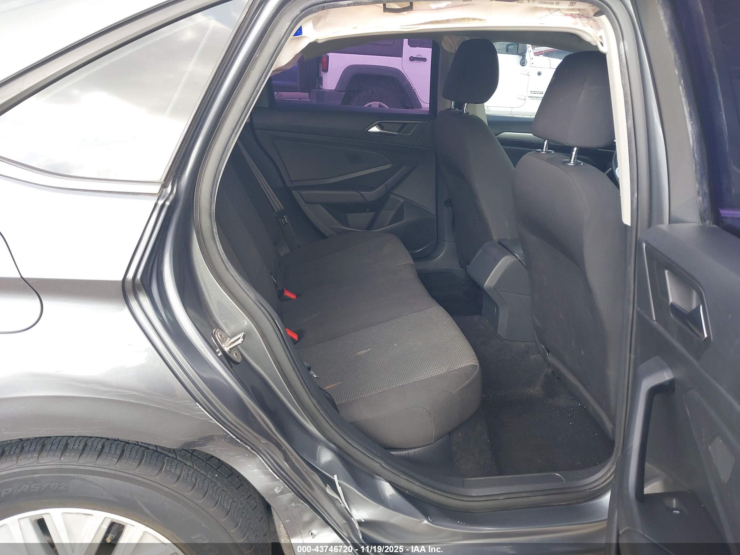 VOLKSWAGEN JETTA image 8