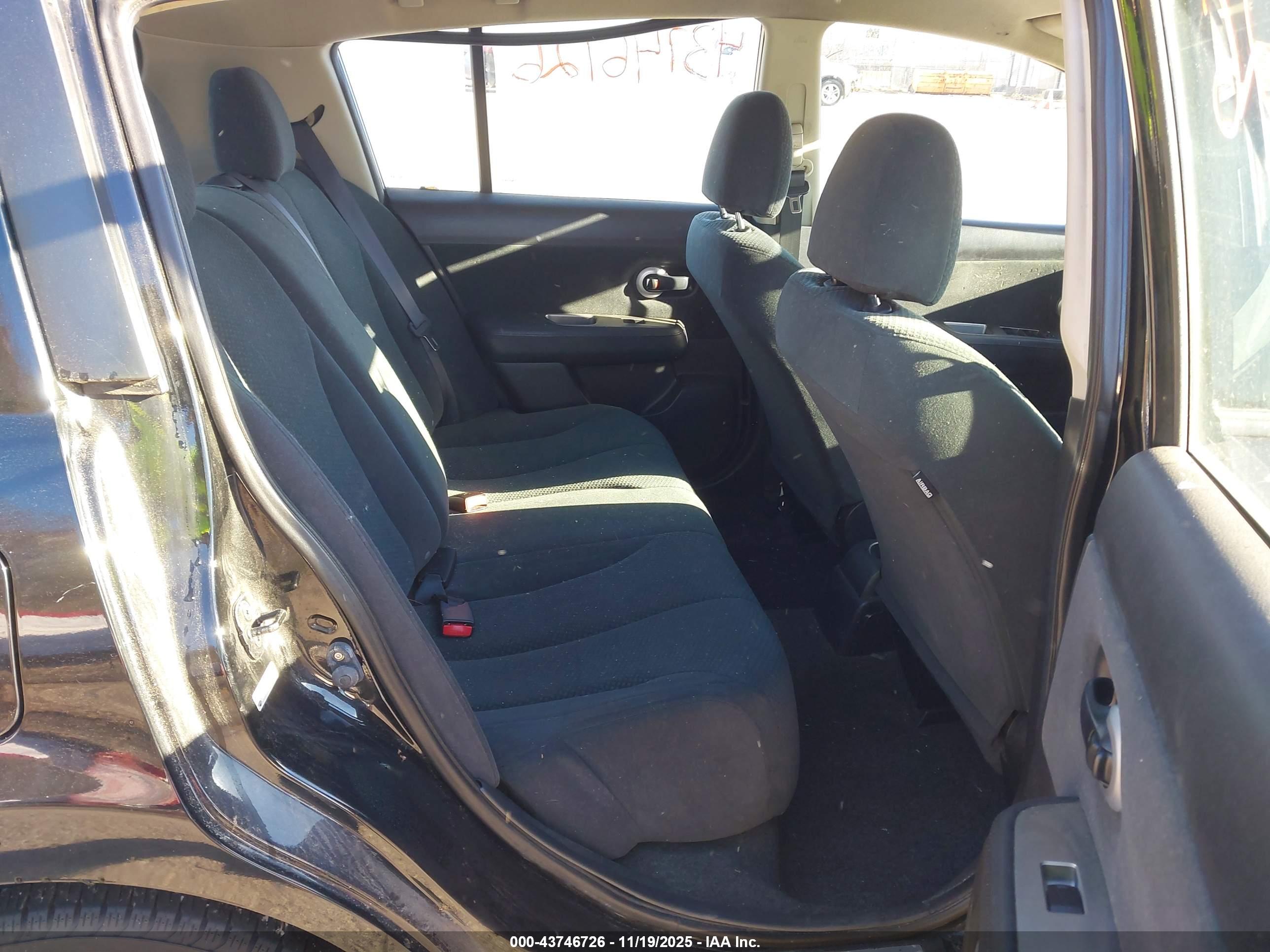 NISSAN VERSA image 8