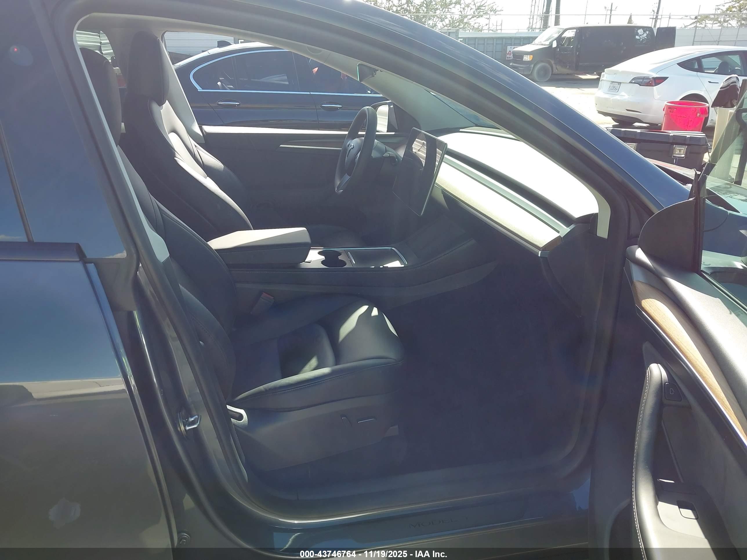 TESLA MODEL image 5
