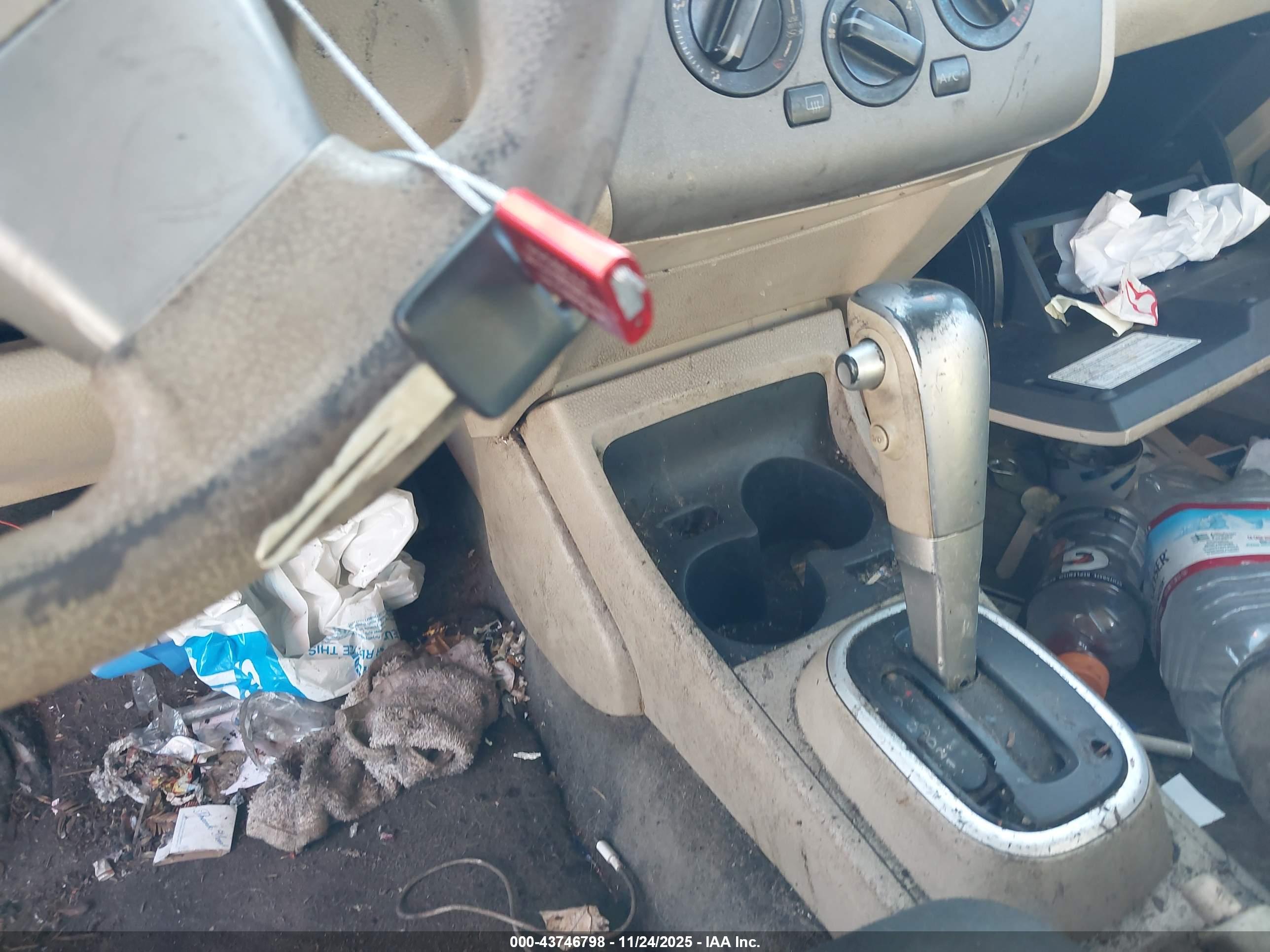 NISSAN VERSA image 11