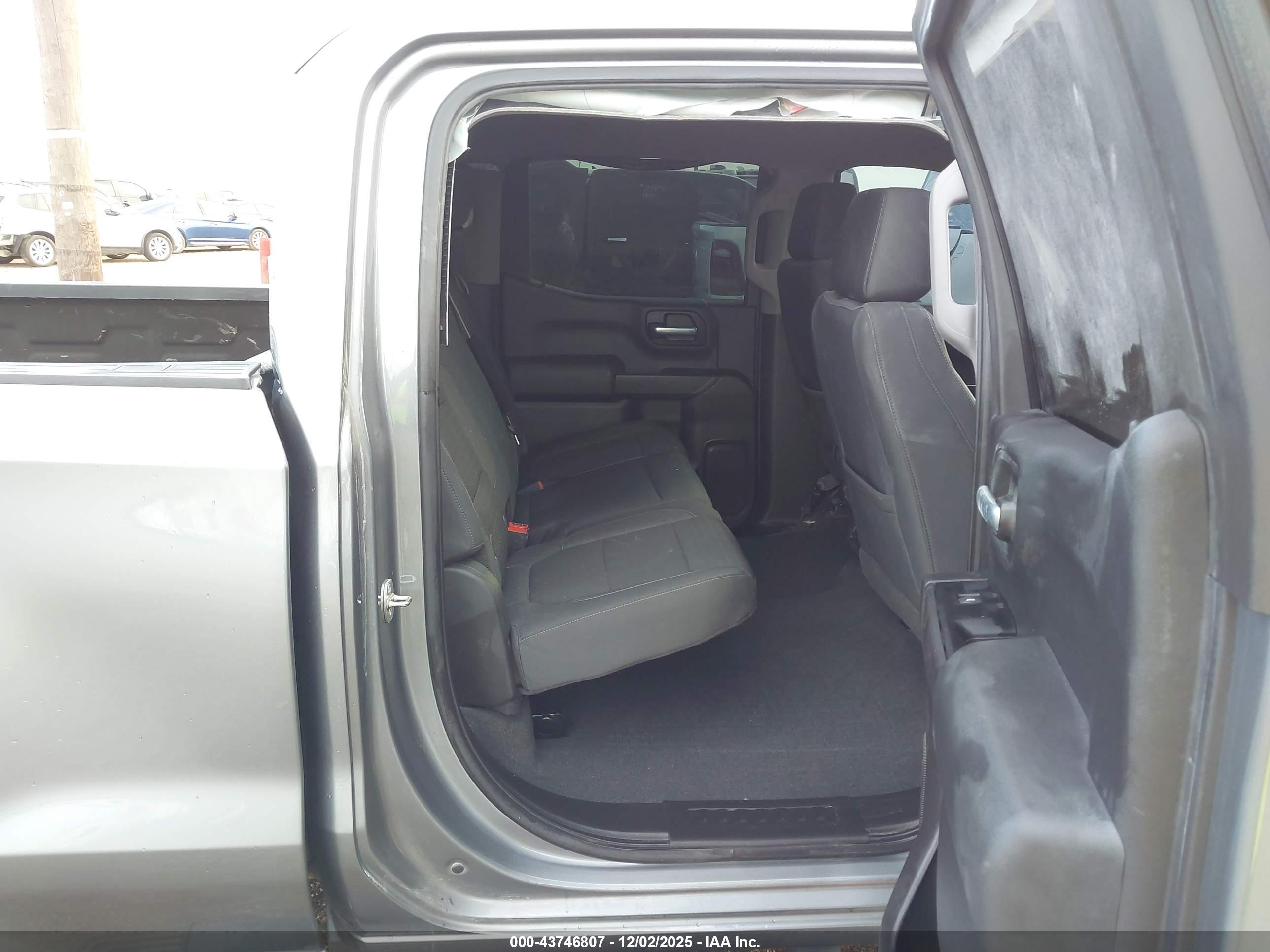 CHEVROLET SILVERADO image 8