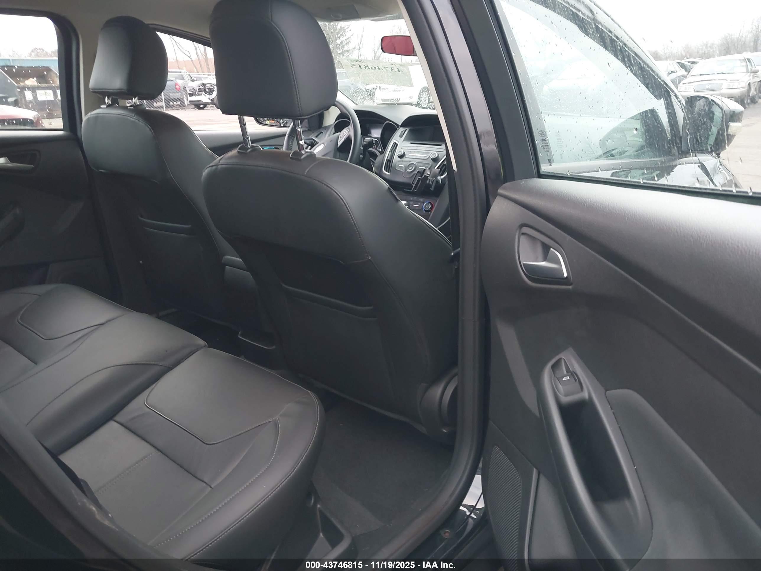 FORD FOCUS image 8