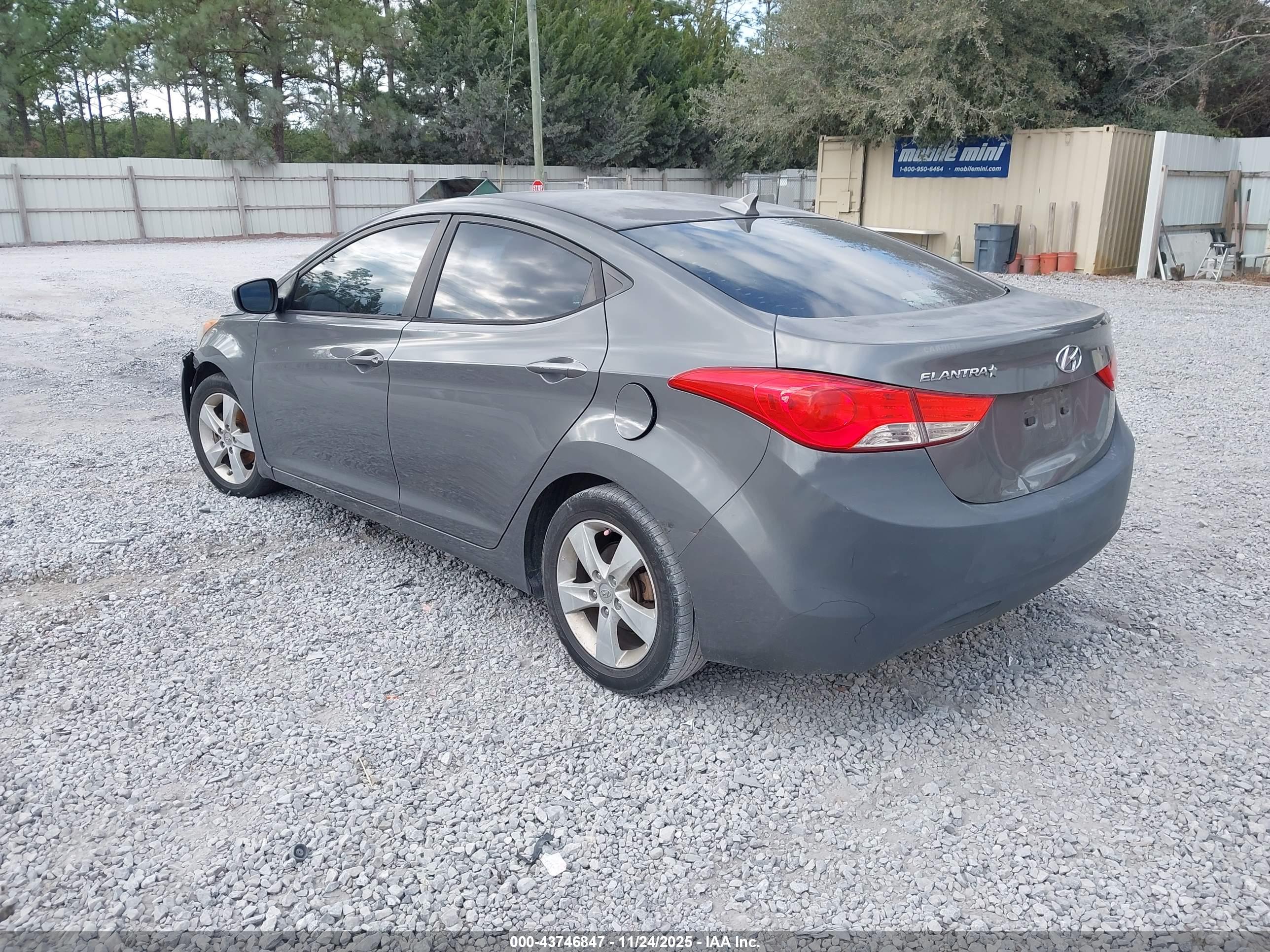HYUNDAI ELANTRA image 3