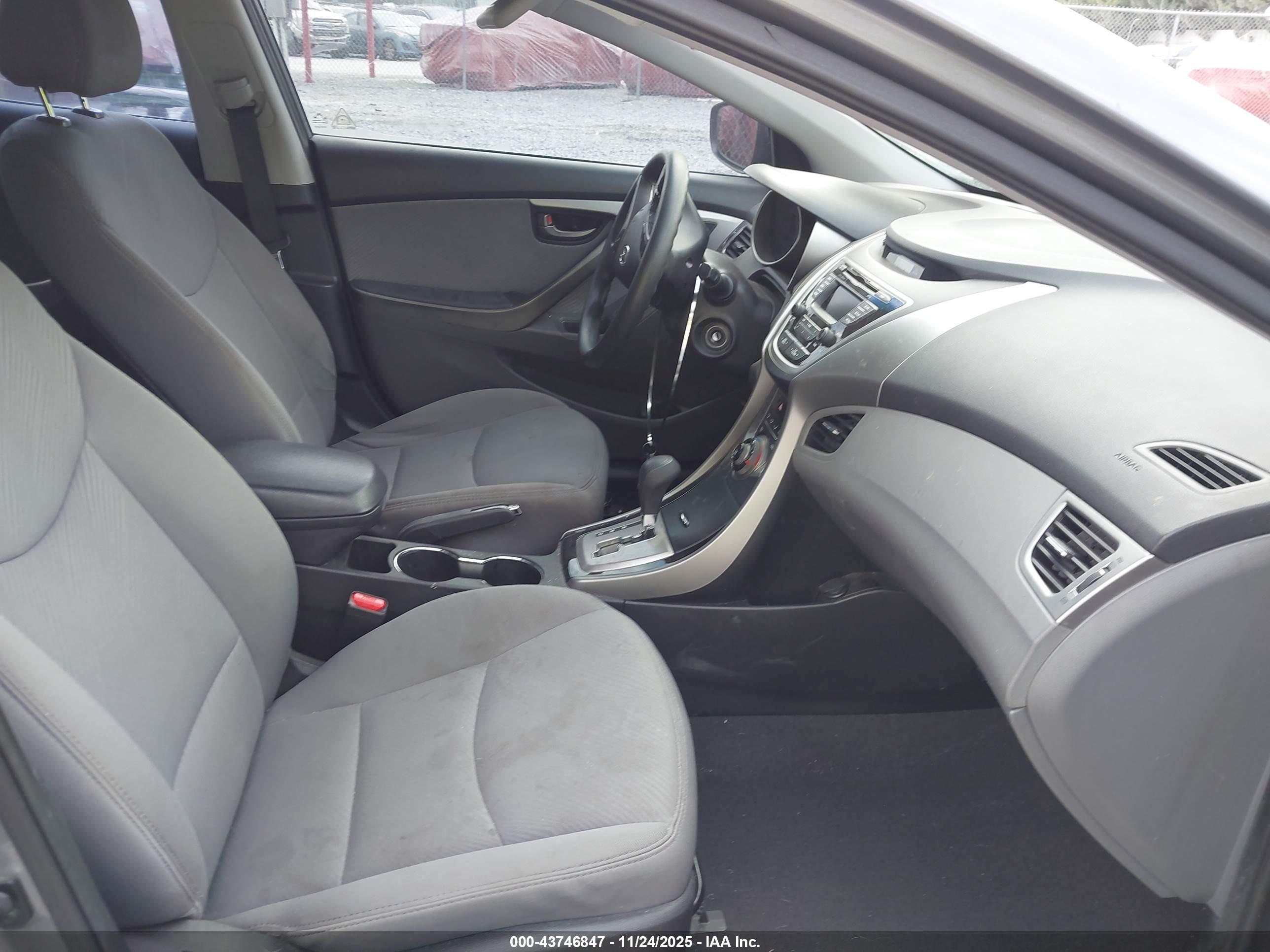 HYUNDAI ELANTRA image 5