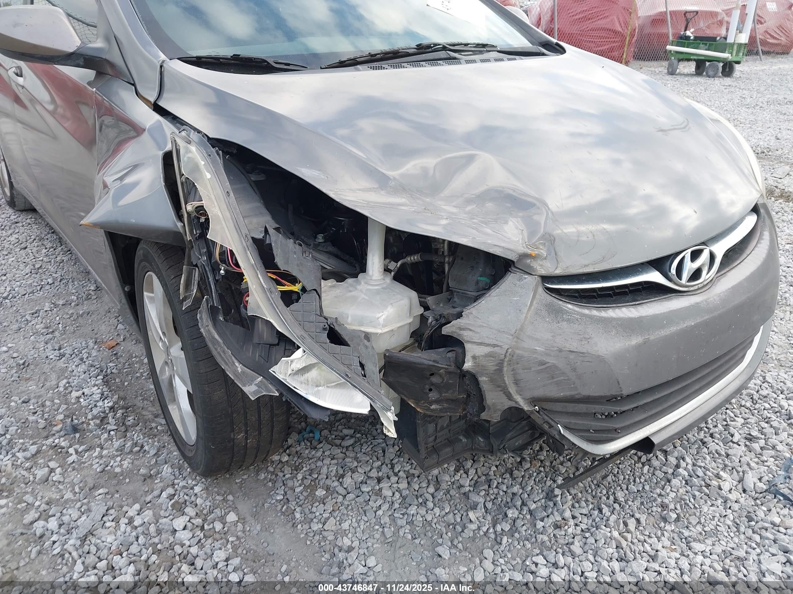 HYUNDAI ELANTRA image 6