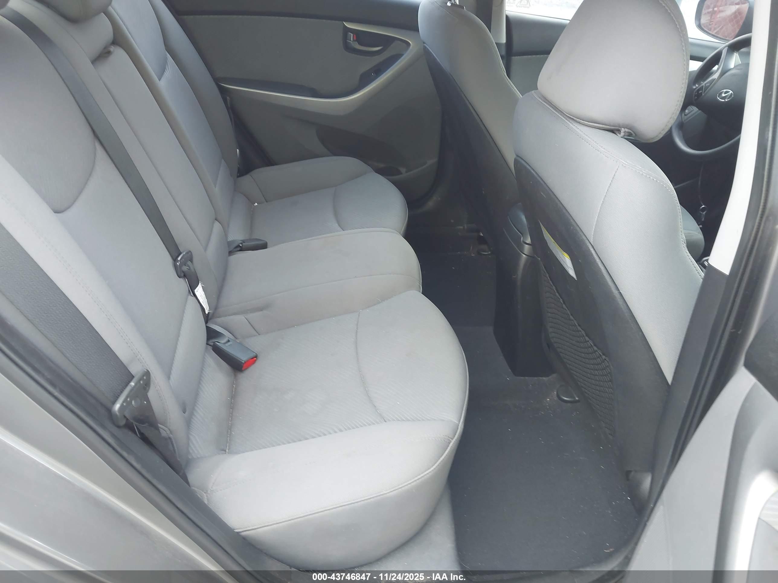 HYUNDAI ELANTRA image 8