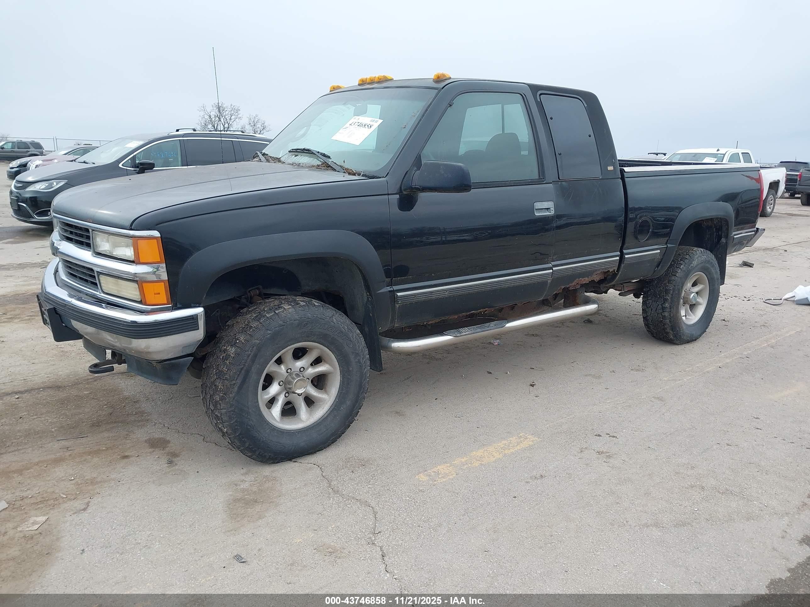 CHEVROLET GMT-400 image 2