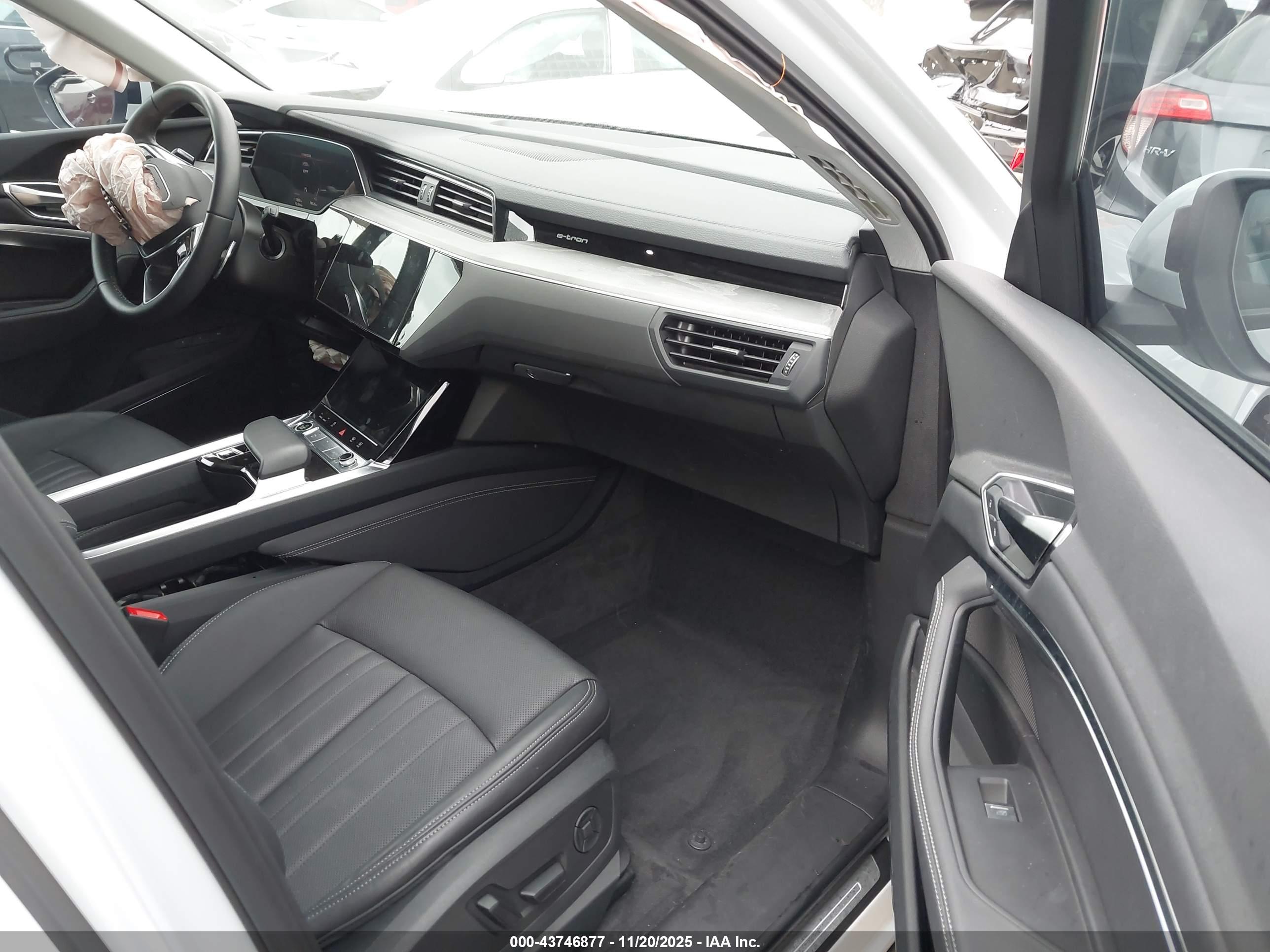 AUDI Q8 image 5