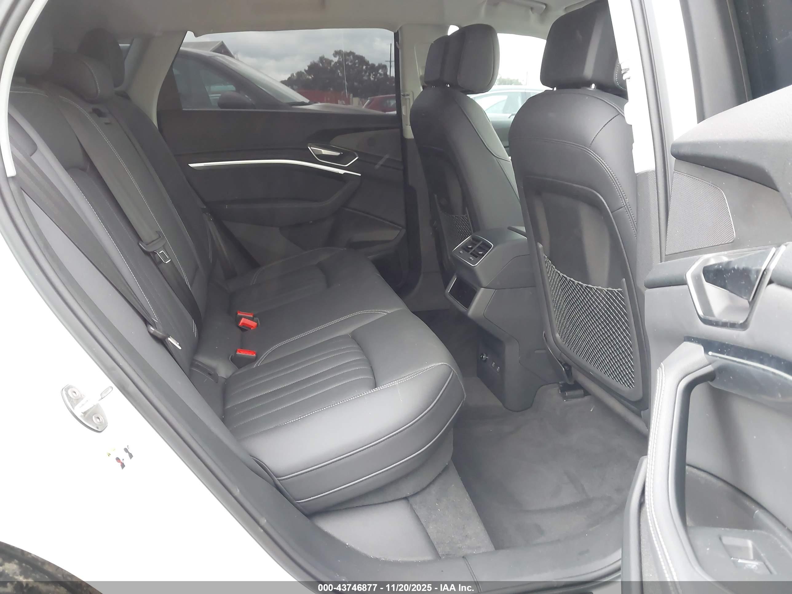 AUDI Q8 image 8