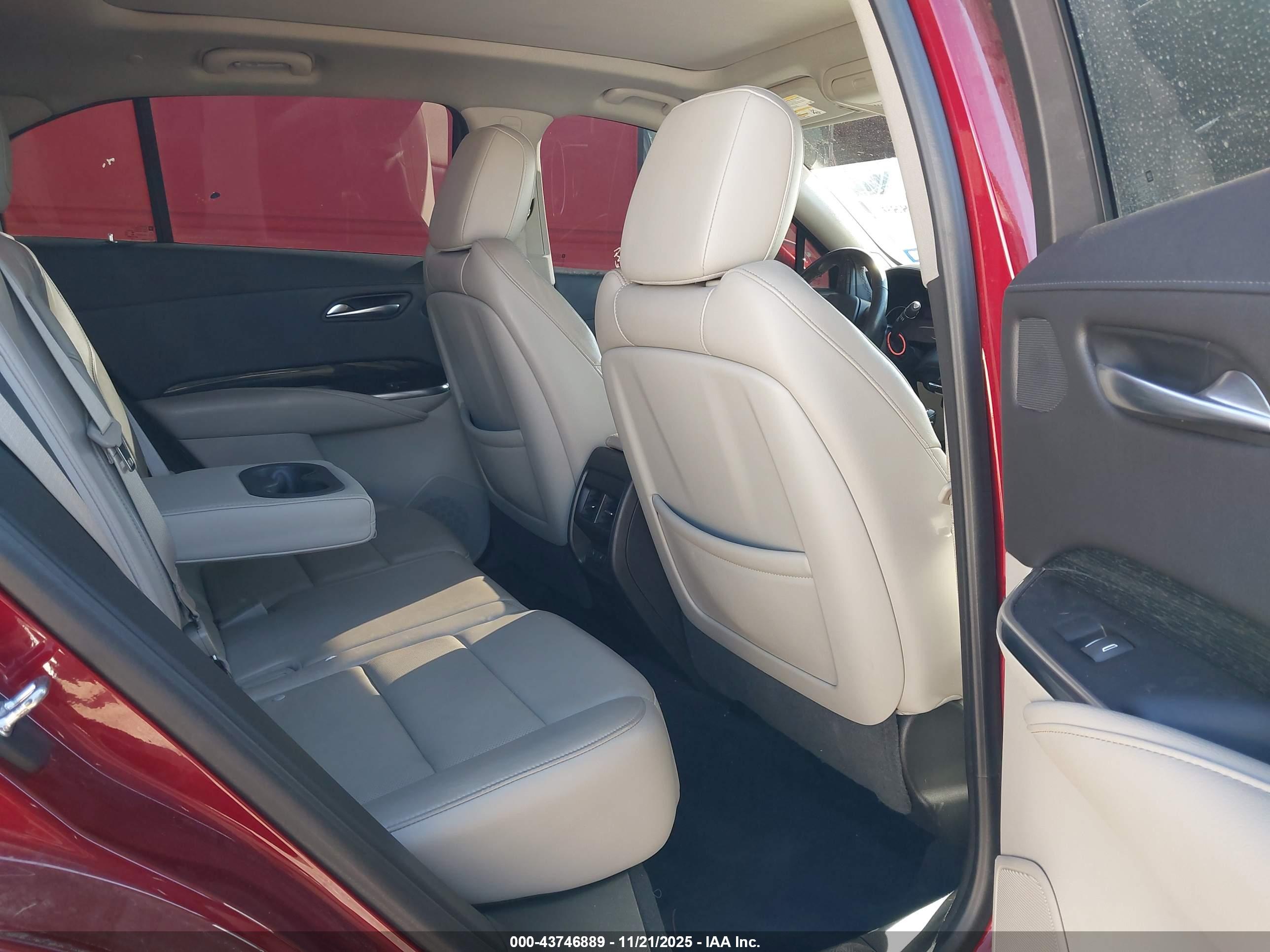 CADILLAC XT4 image 8