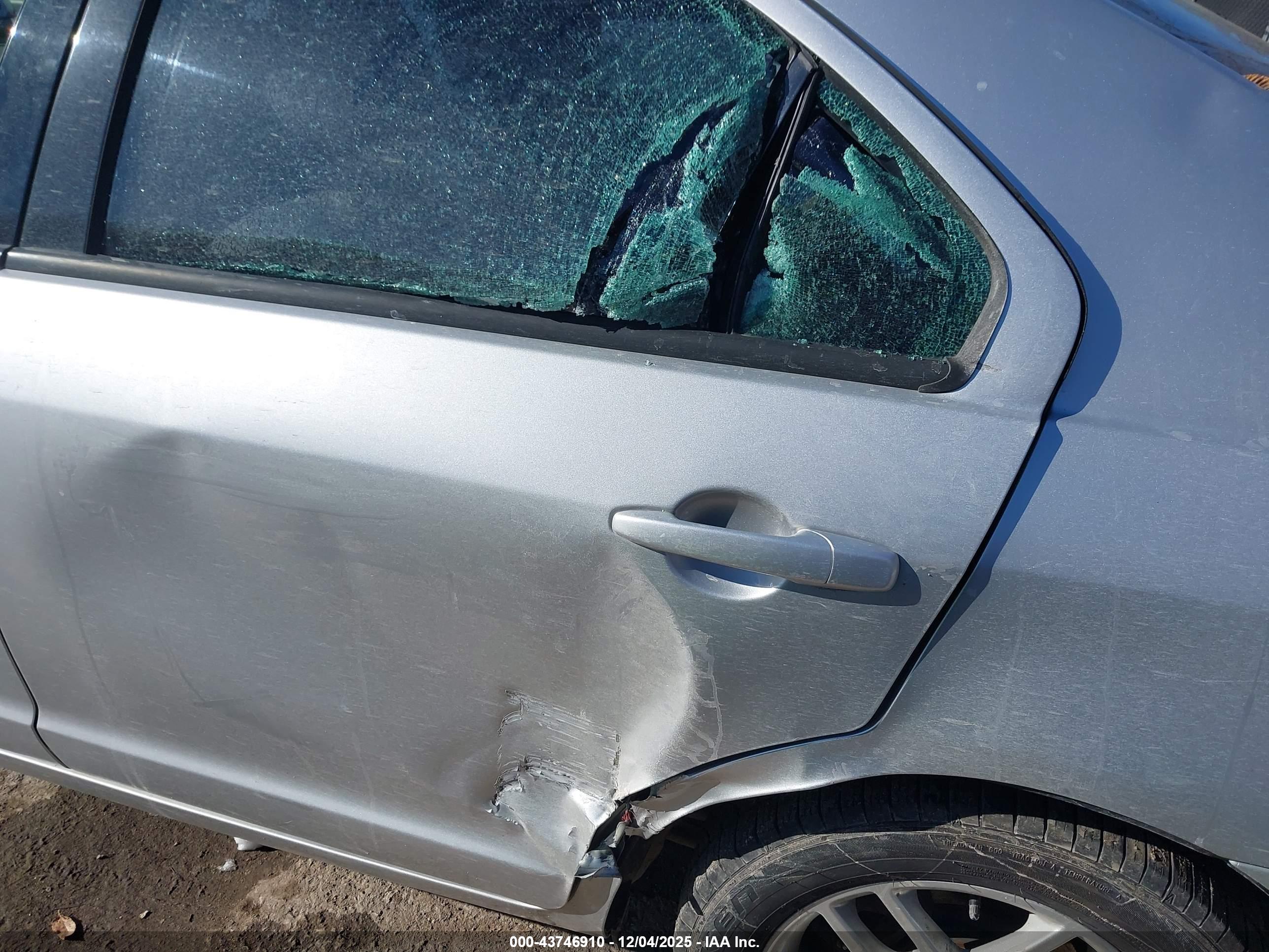 FORD FUSION image 6