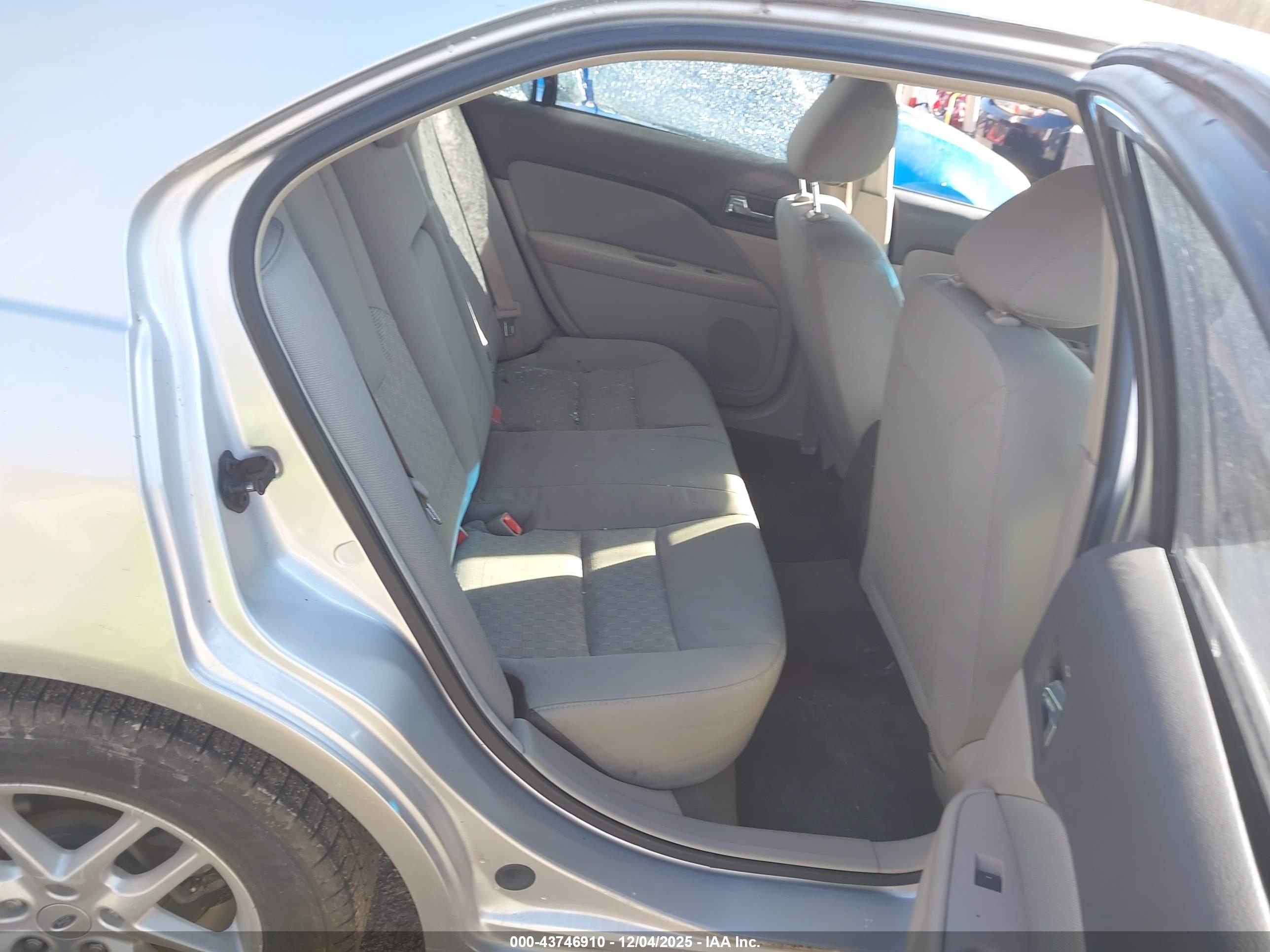 FORD FUSION image 8
