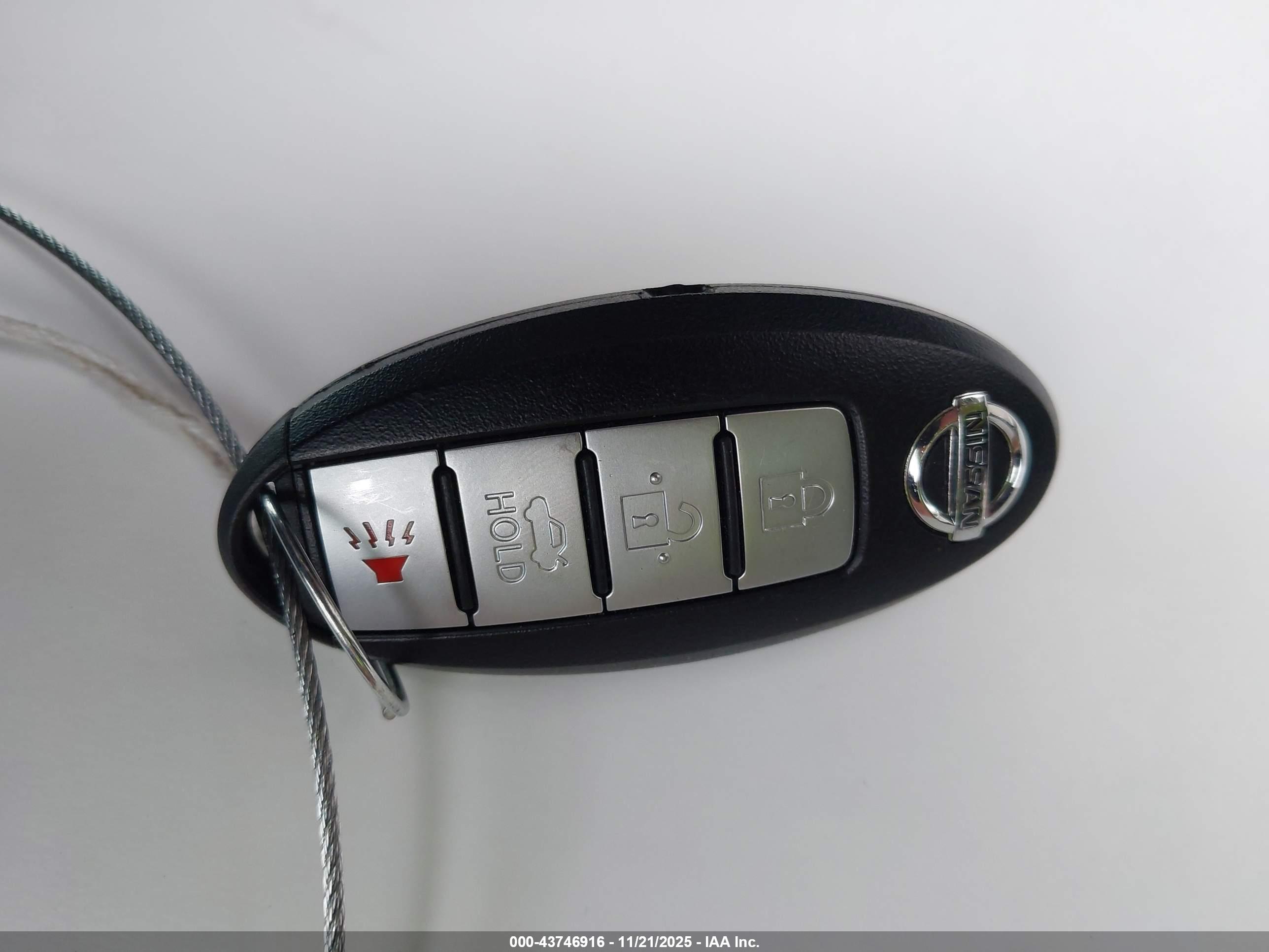 NISSAN MAXIMA image 11