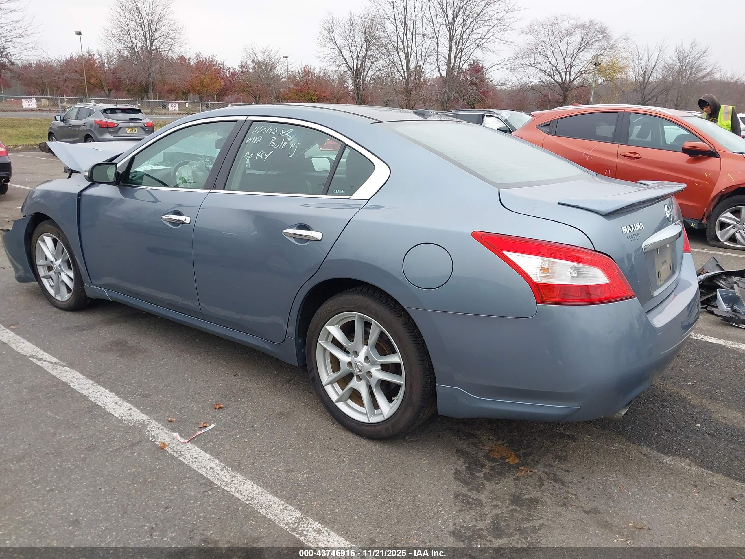 NISSAN MAXIMA image 3