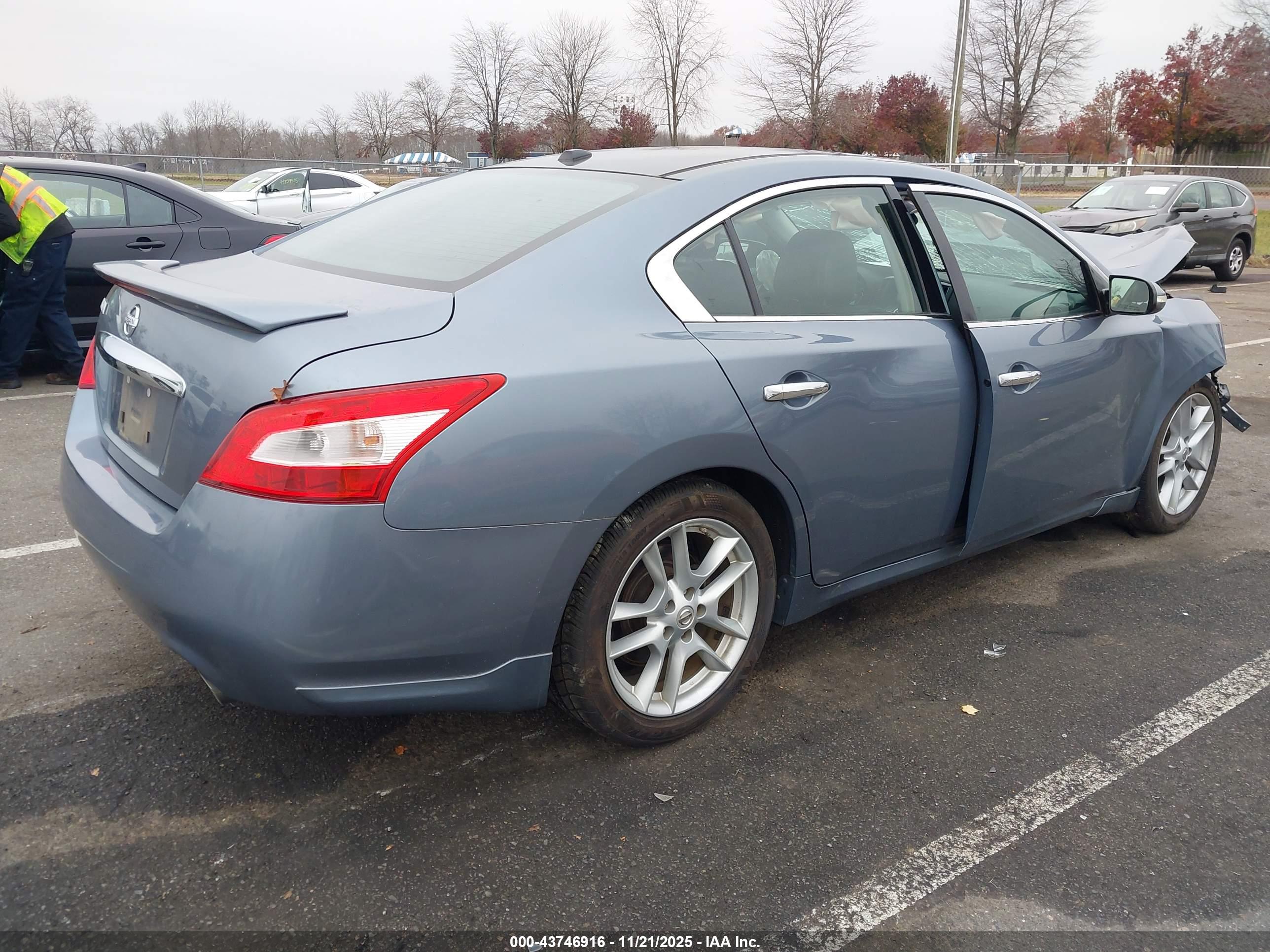 NISSAN MAXIMA image 4