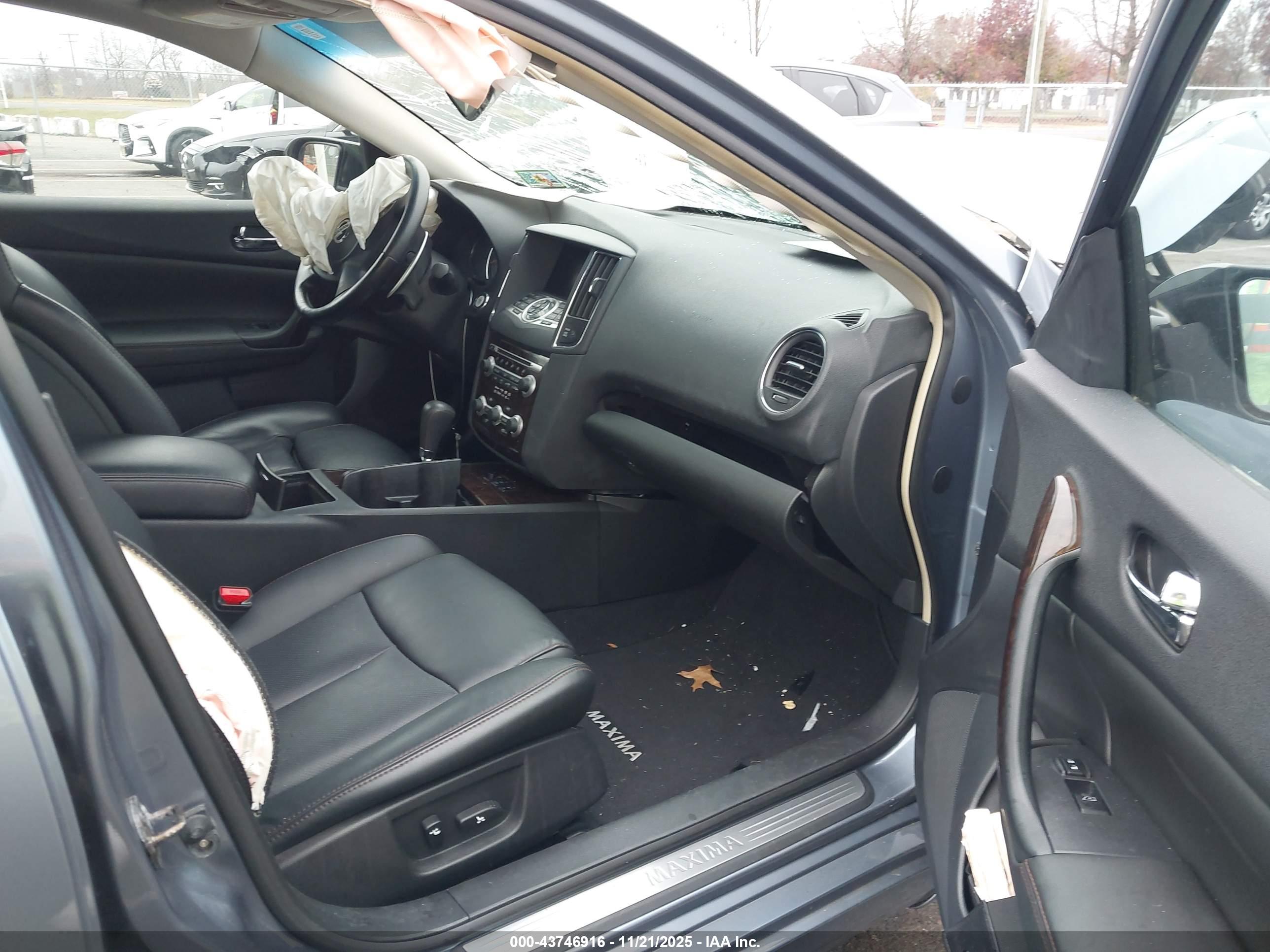 NISSAN MAXIMA image 5