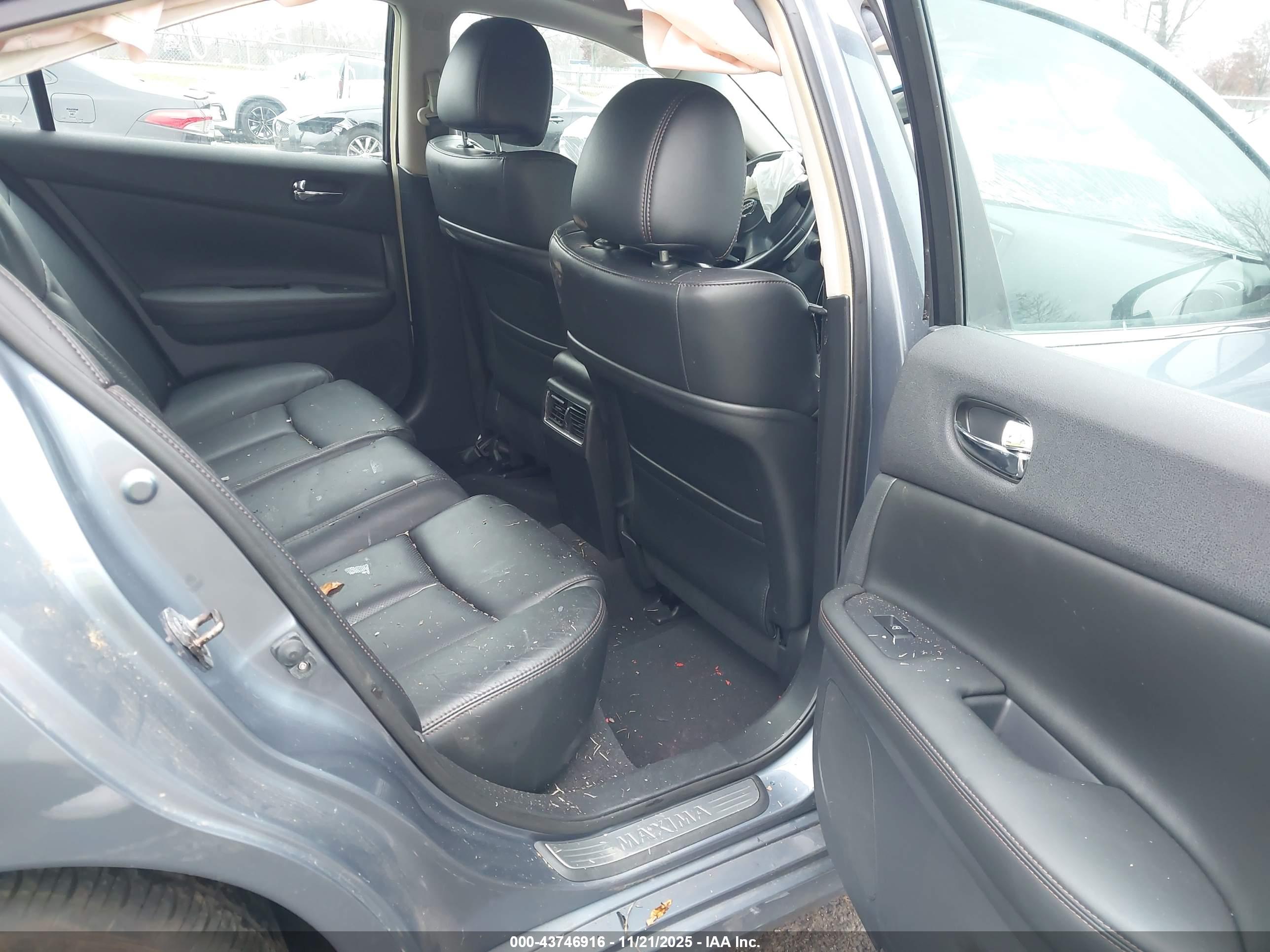NISSAN MAXIMA image 8