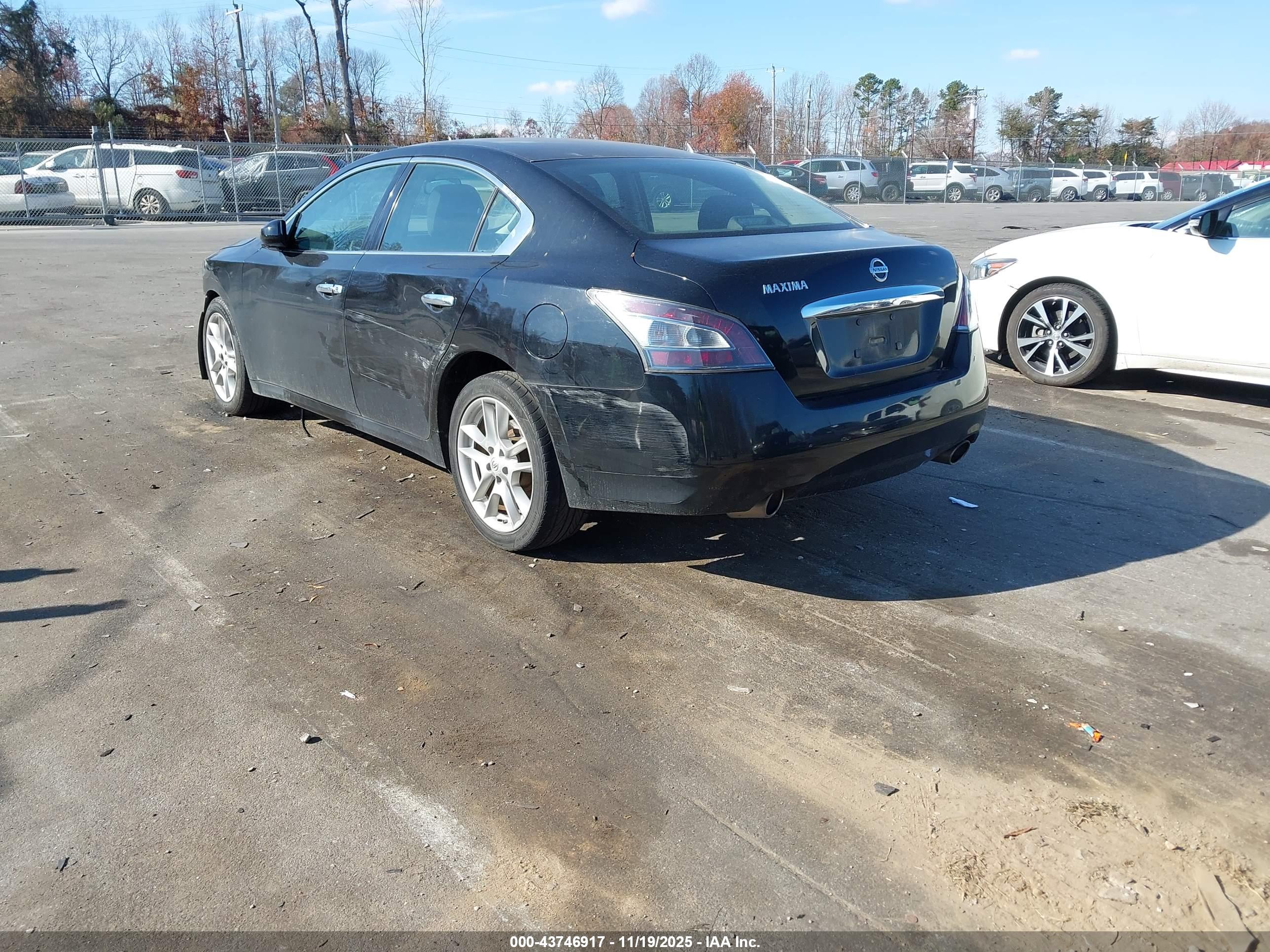 NISSAN MAXIMA image 3
