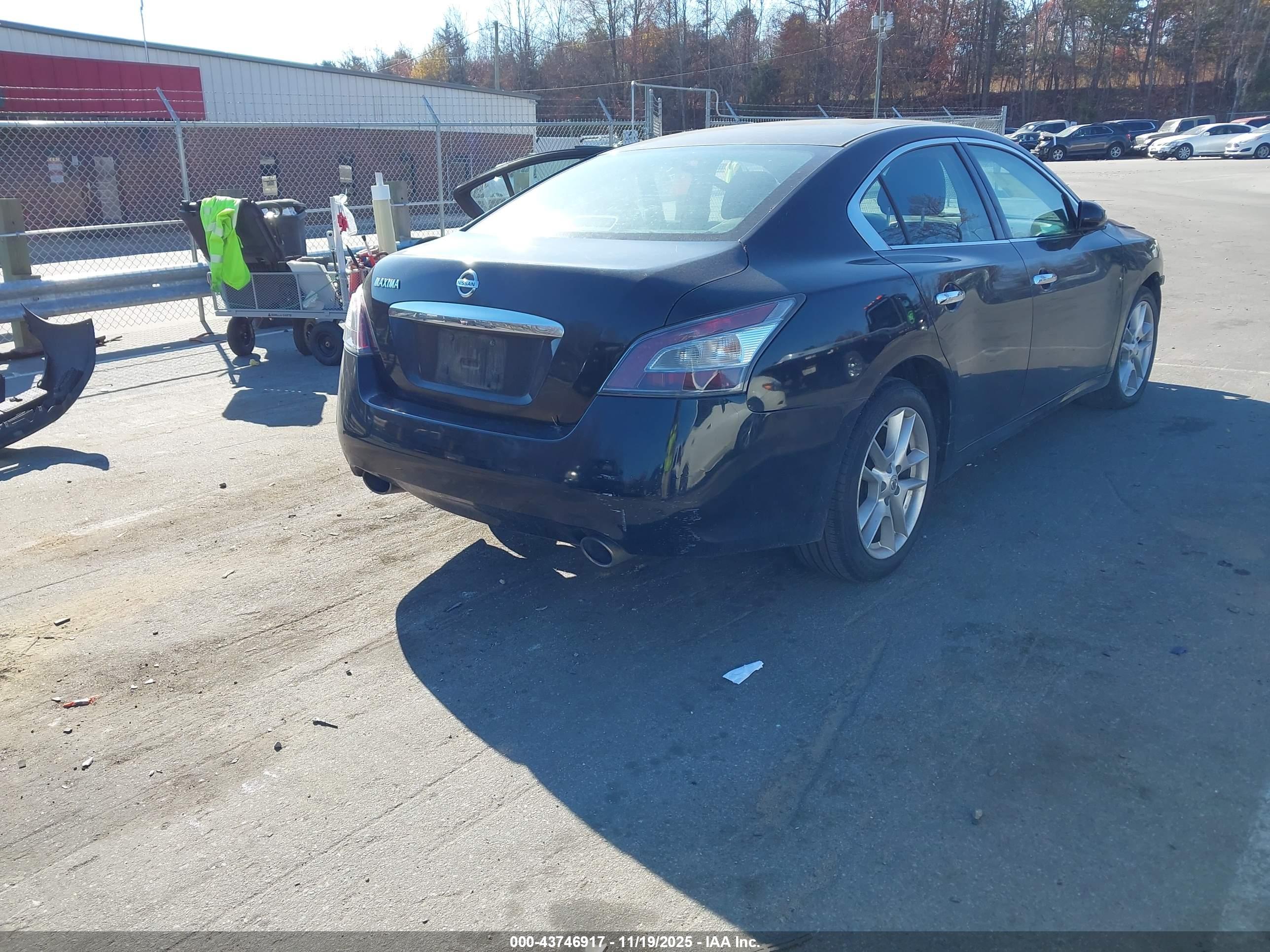 NISSAN MAXIMA image 4