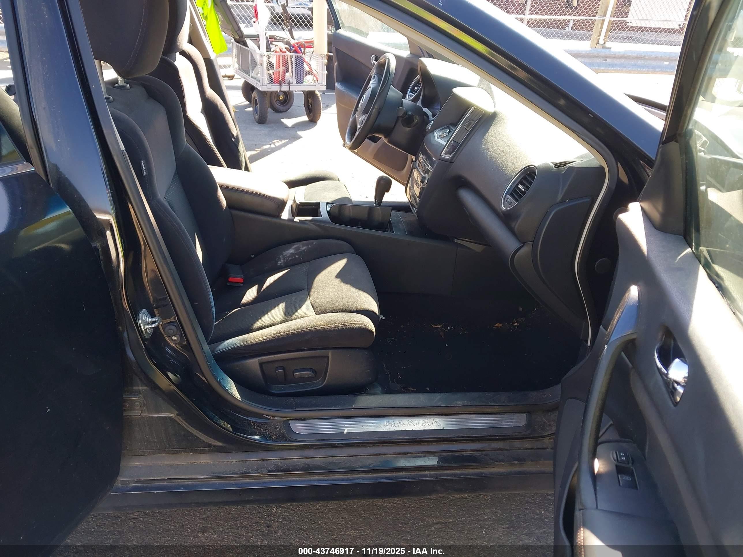 NISSAN MAXIMA image 5