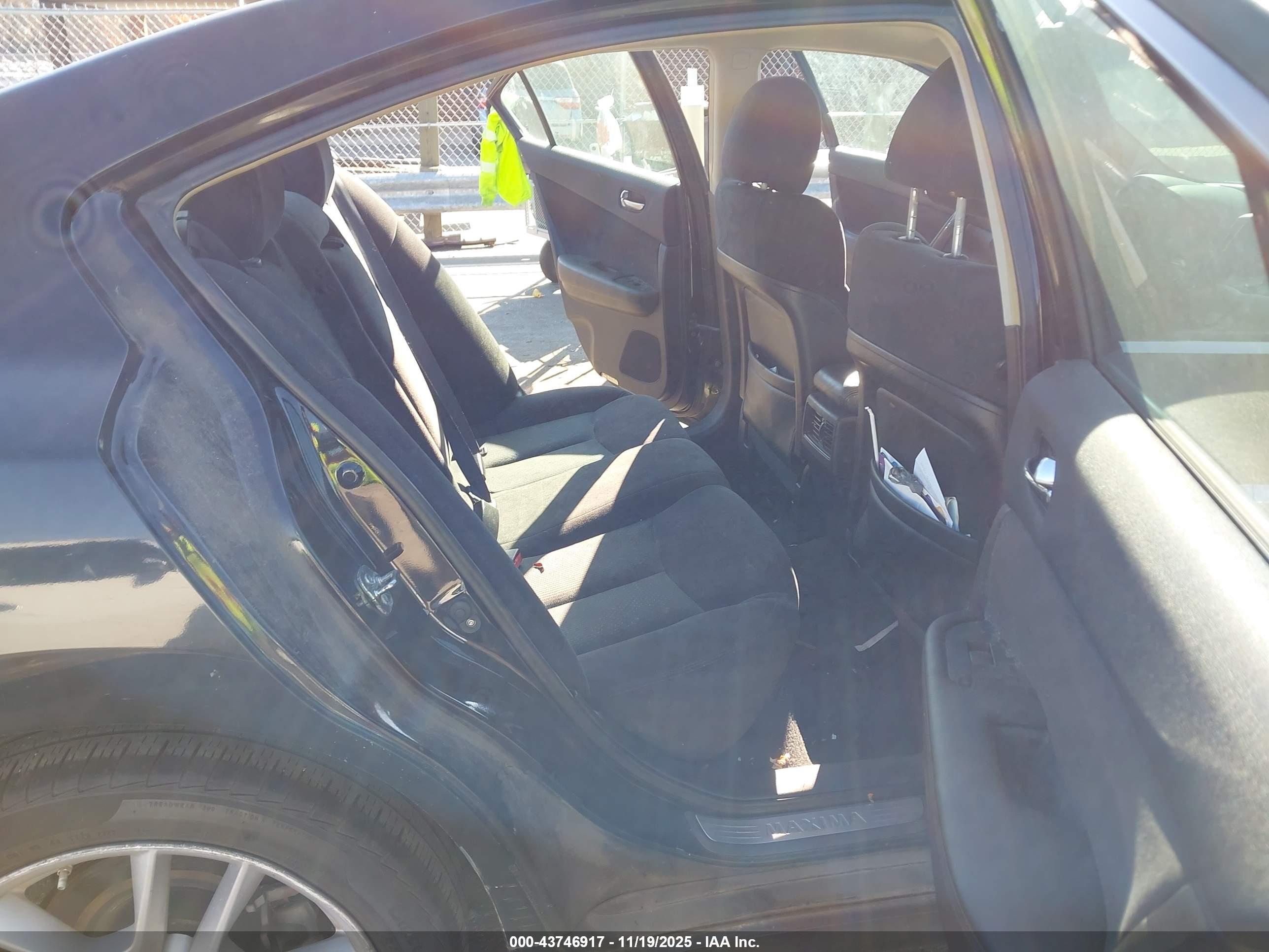 NISSAN MAXIMA image 8