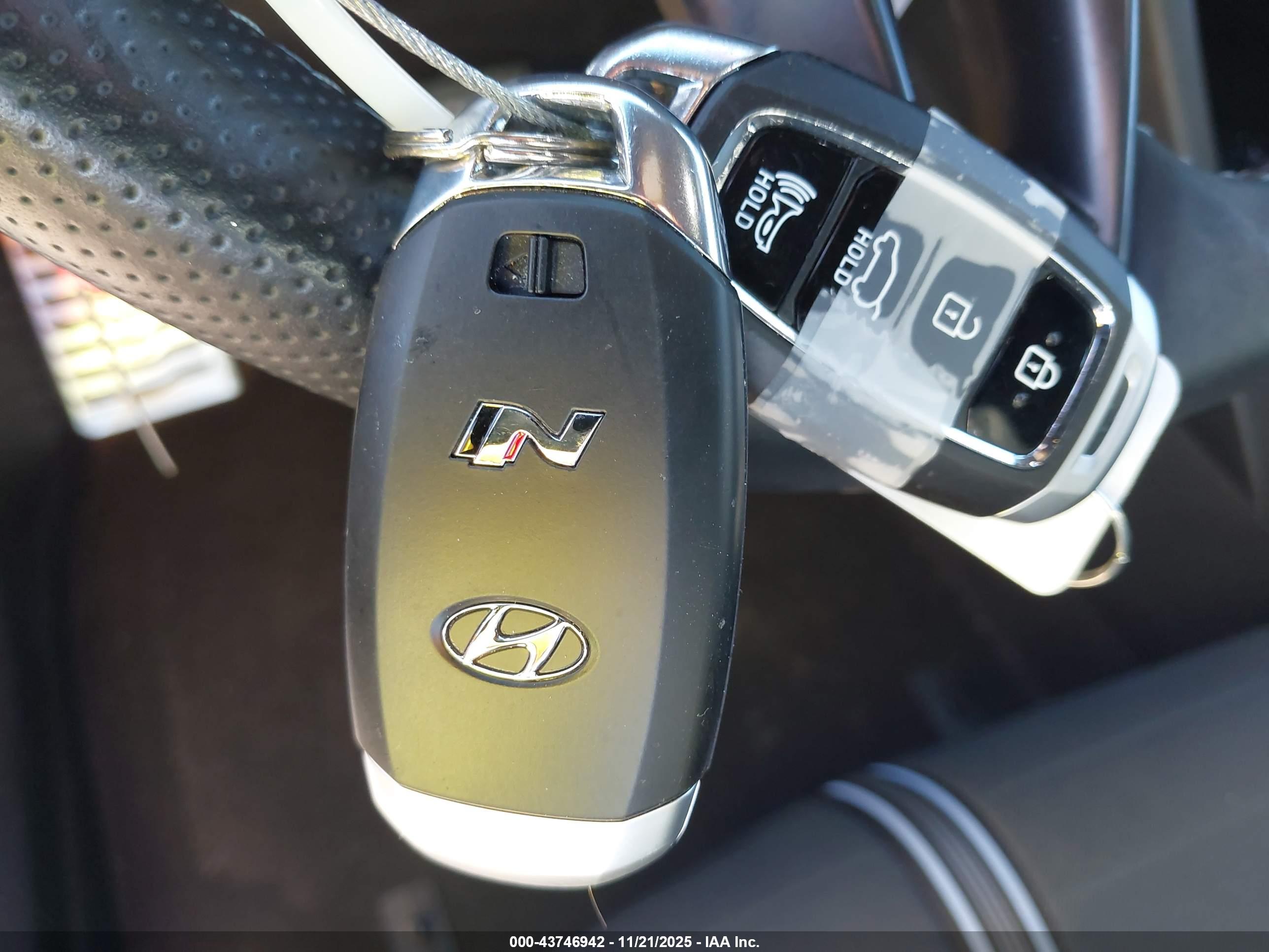 HYUNDAI VELOSTER image 11