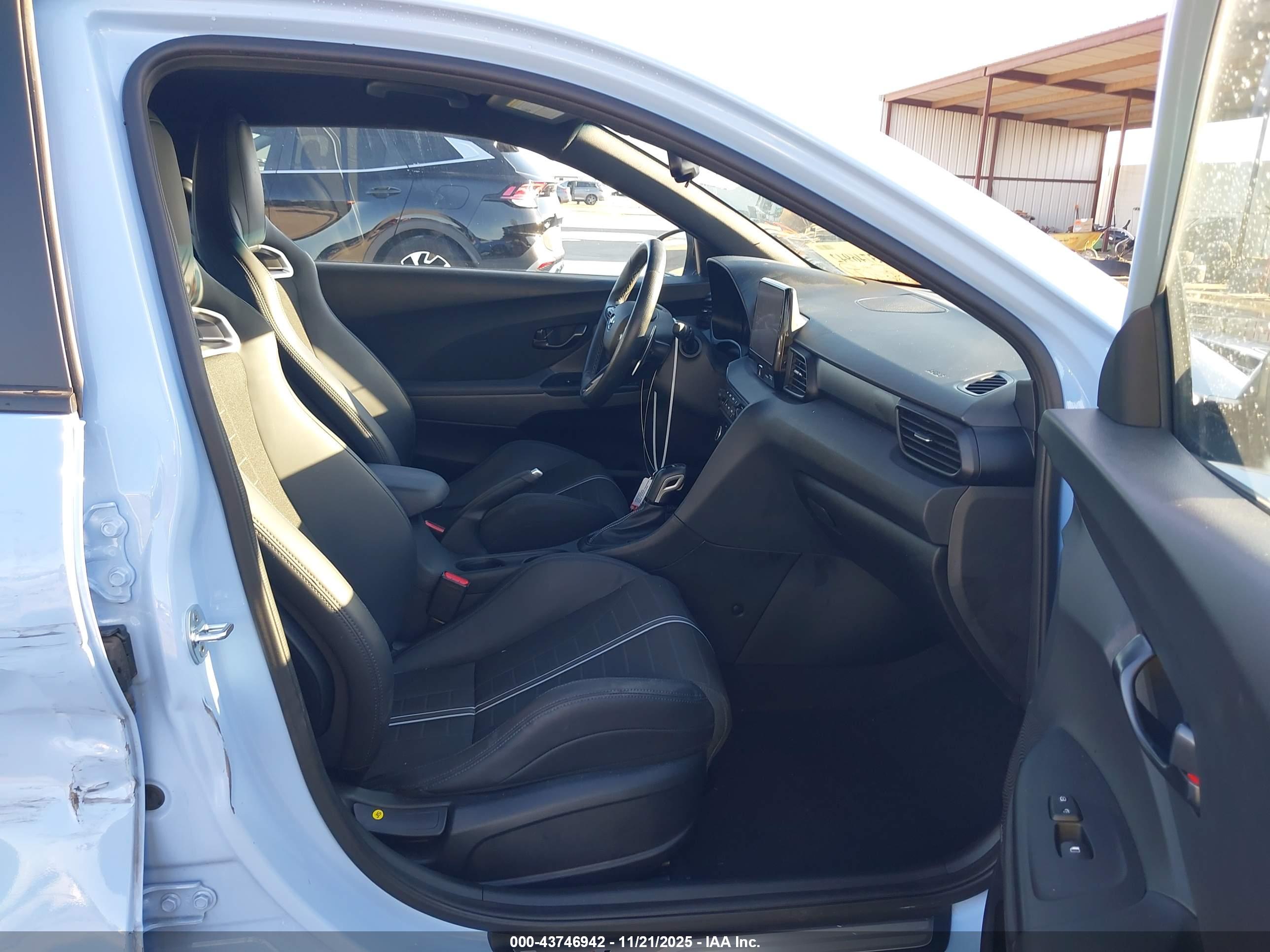 HYUNDAI VELOSTER image 5
