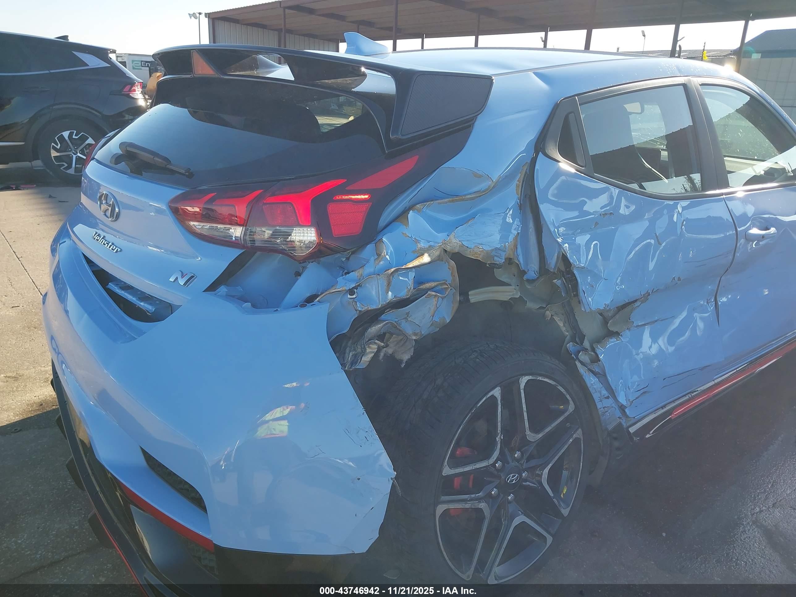 HYUNDAI VELOSTER image 6