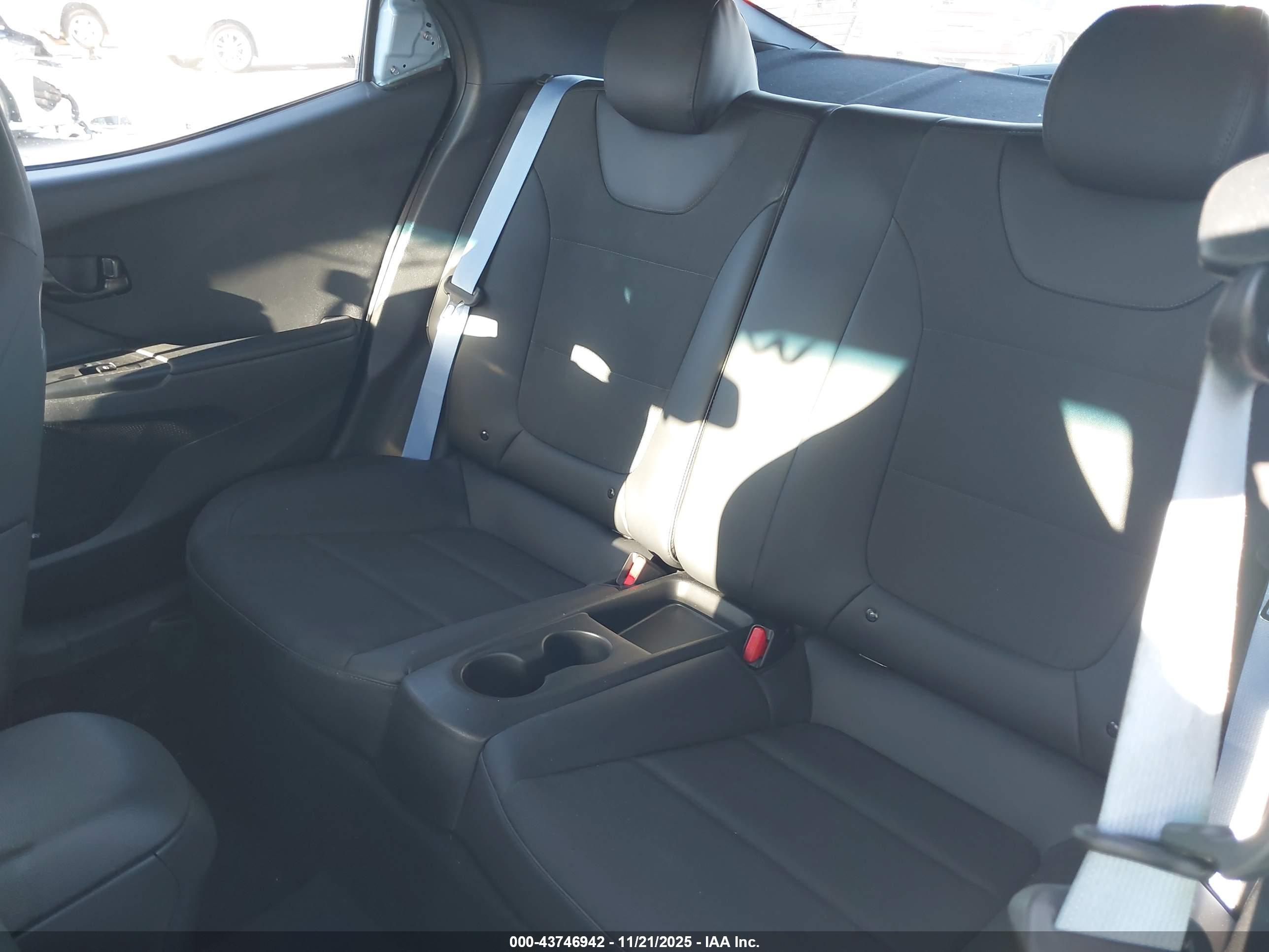 HYUNDAI VELOSTER image 8