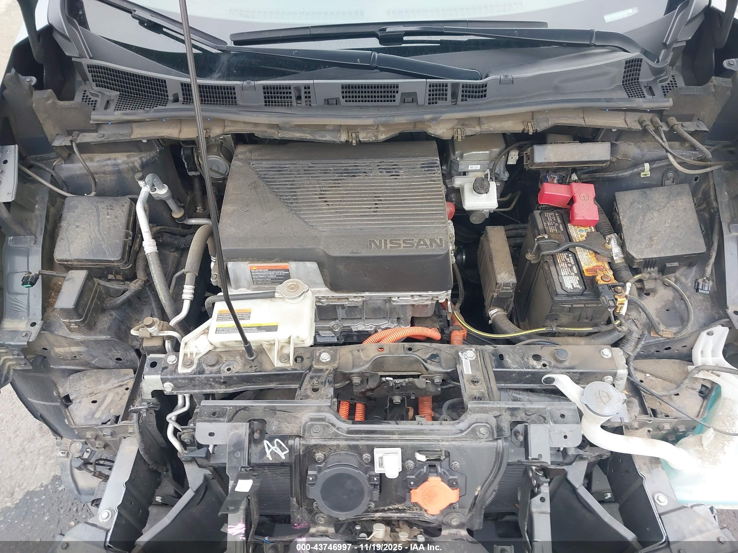 NISSAN LEAF image 10