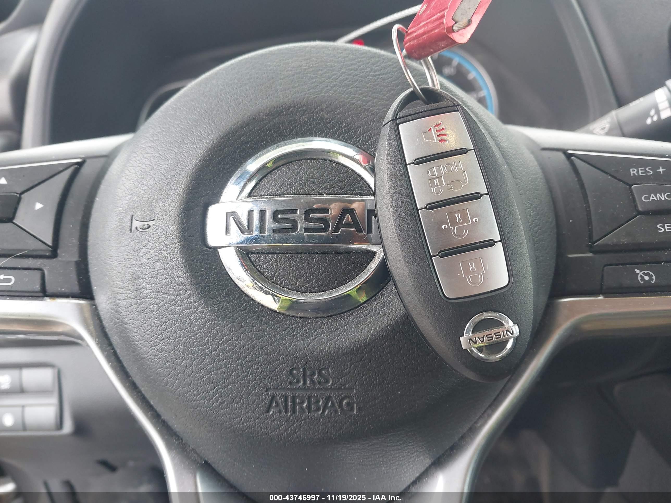 NISSAN LEAF image 11