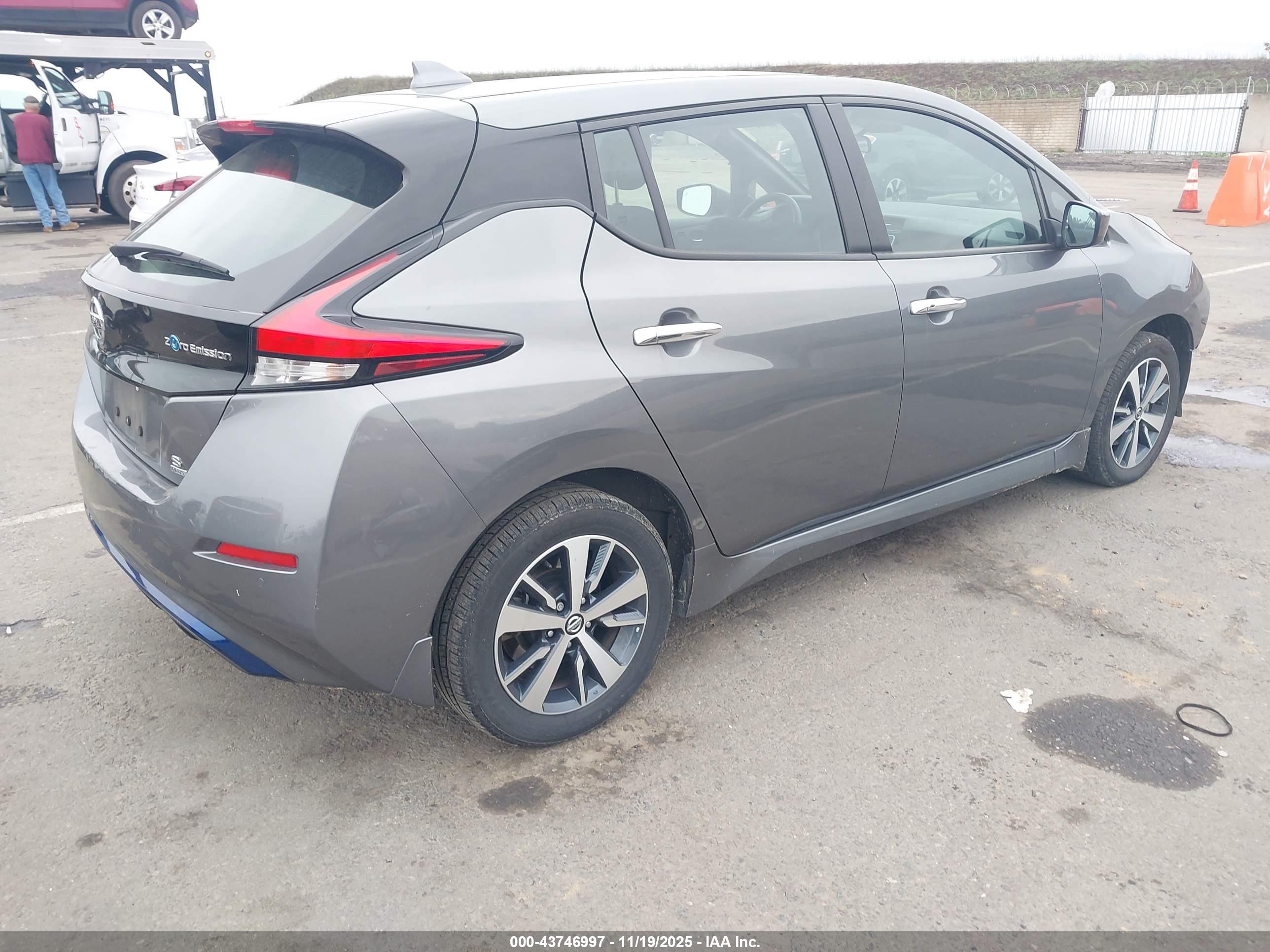 NISSAN LEAF image 4