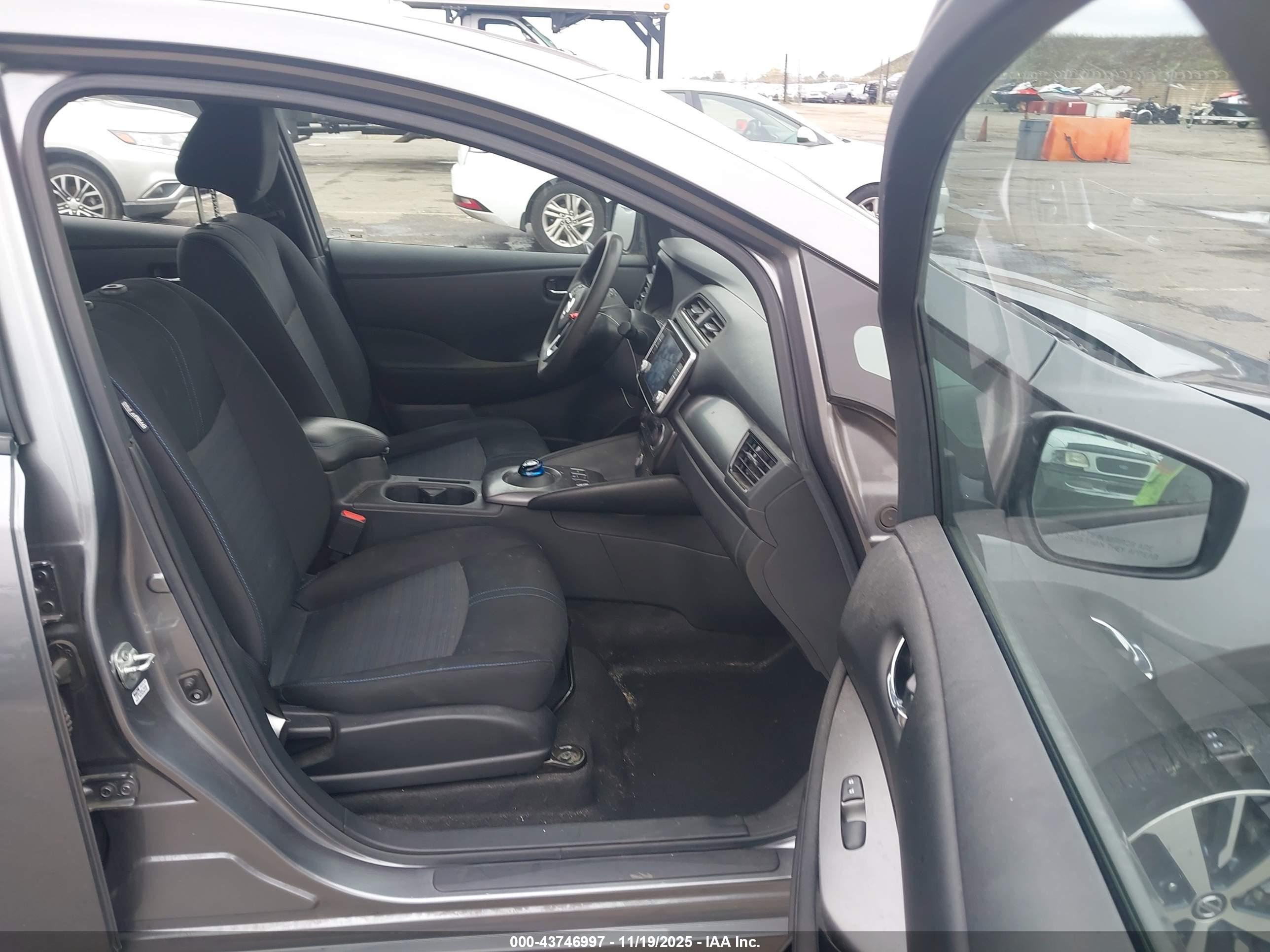NISSAN LEAF image 5