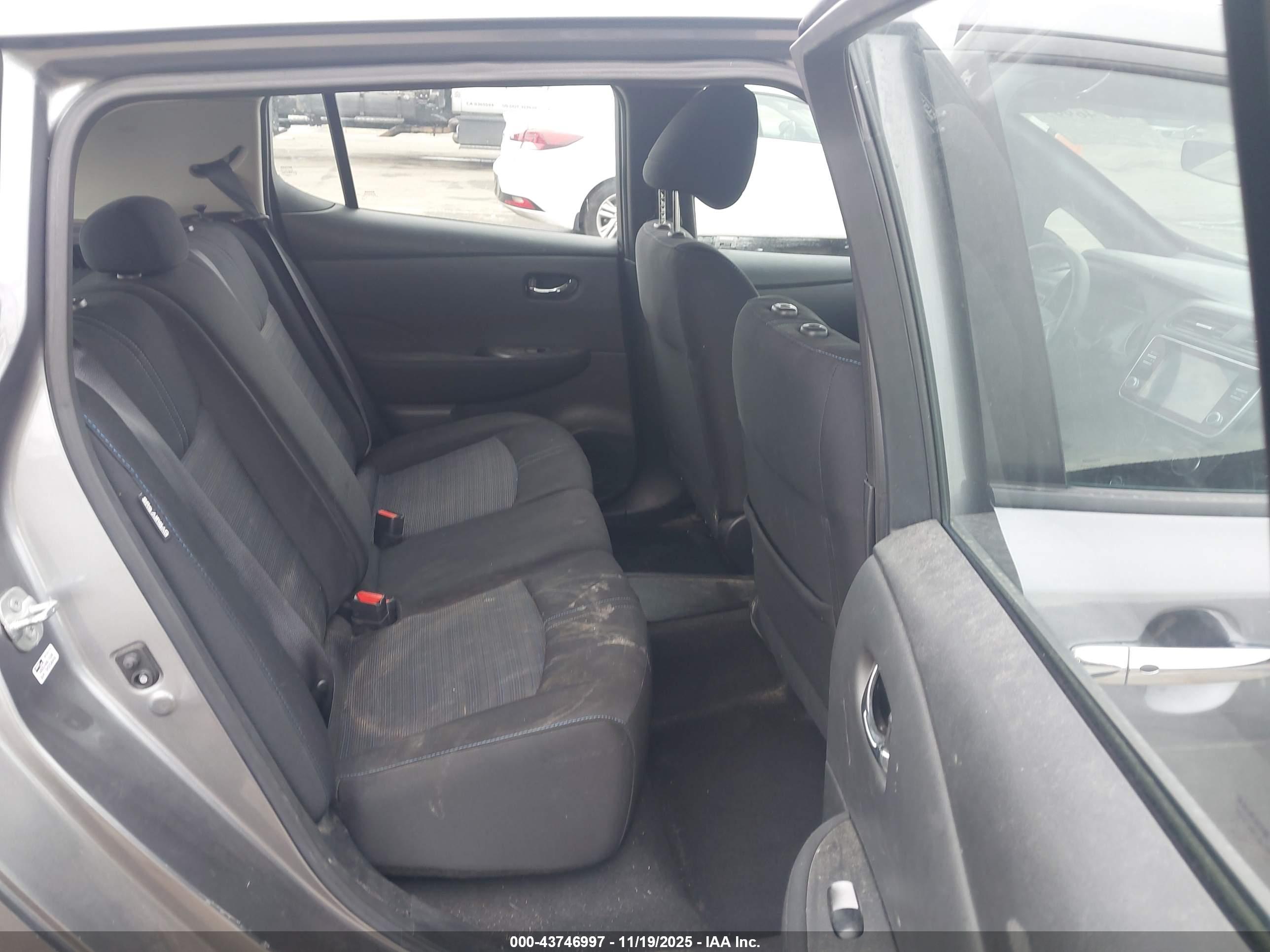 NISSAN LEAF image 8