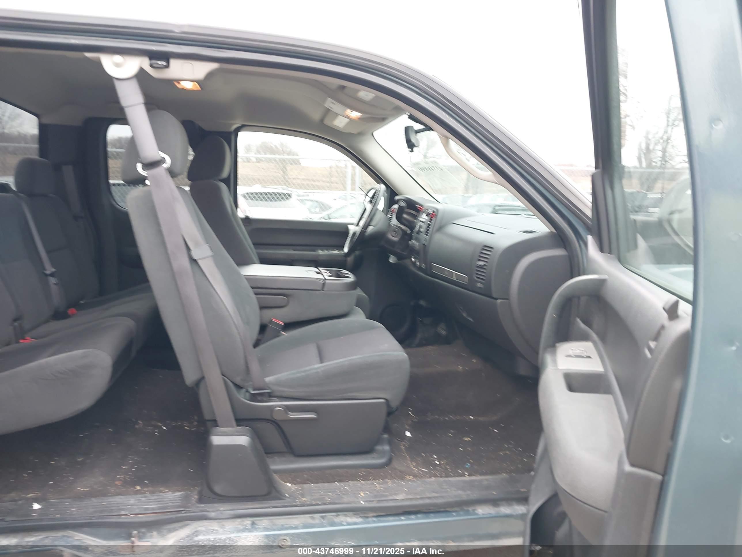 CHEVROLET SILVERADO image 5
