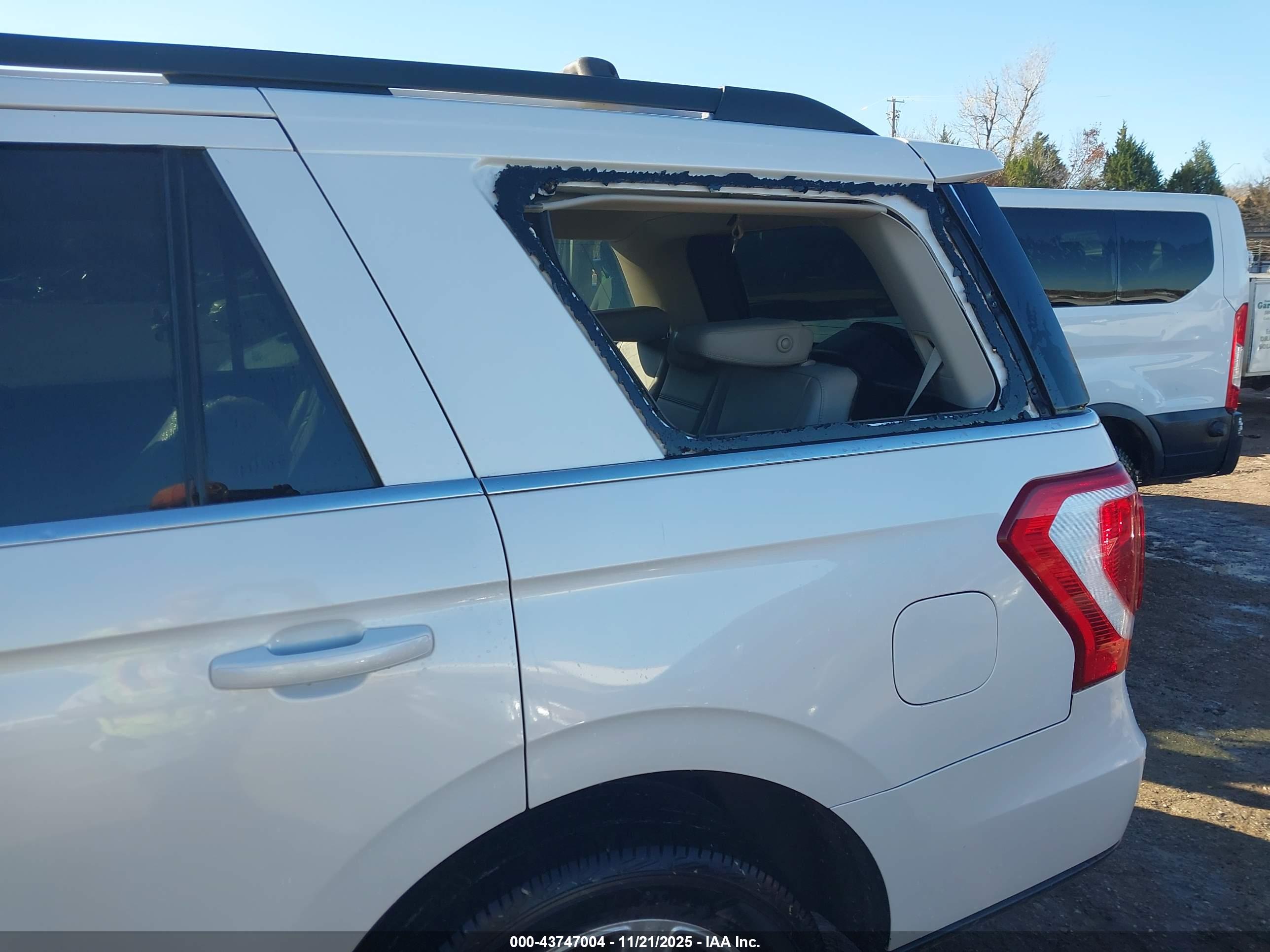 FORD EXPEDITION image 6
