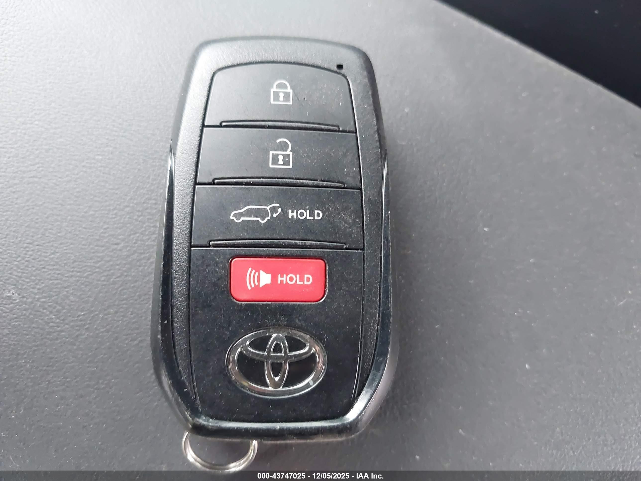 TOYOTA PRIUS image 11